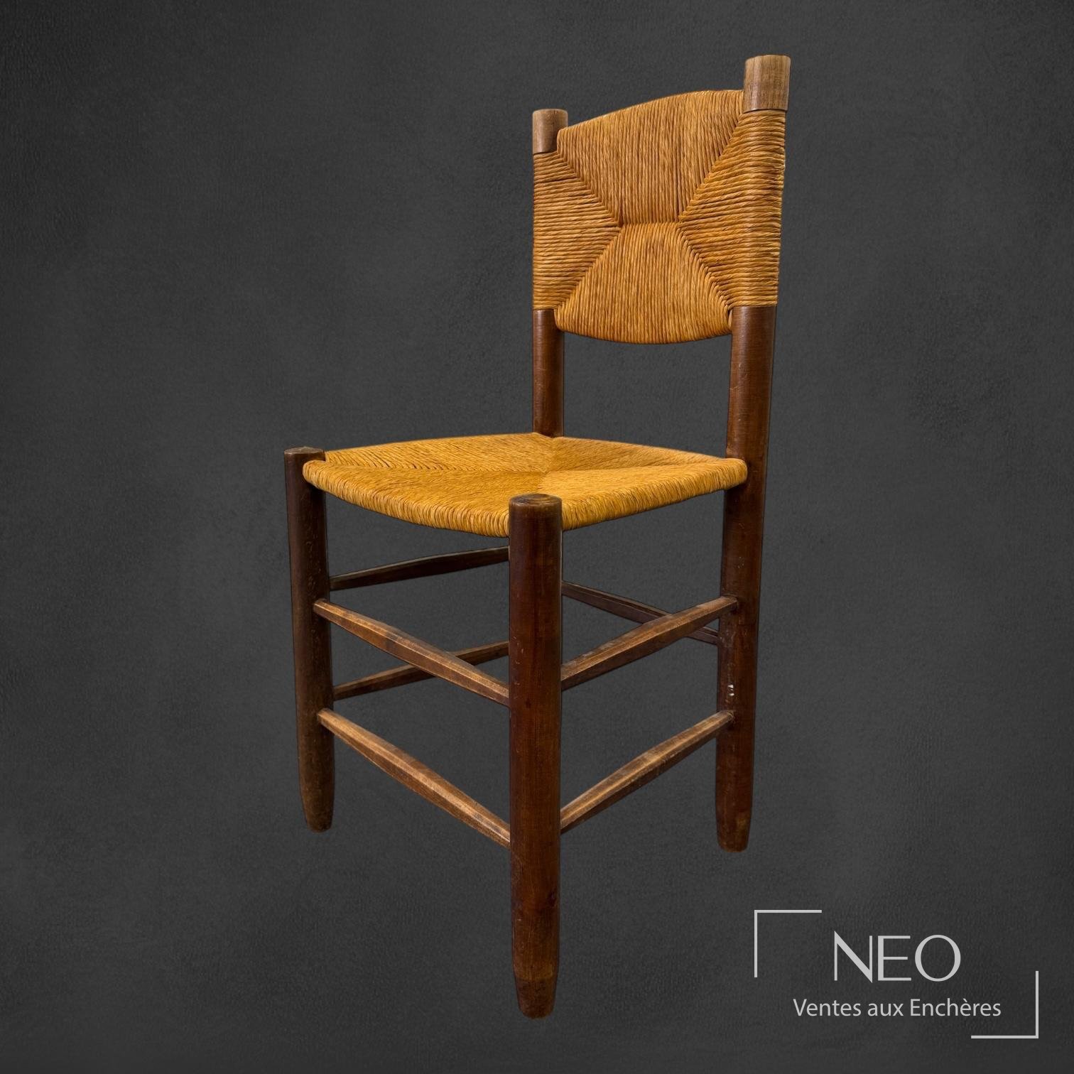 Chaise Charlotte Perriand modèle n°18 en bois et paille, vue trois quarts