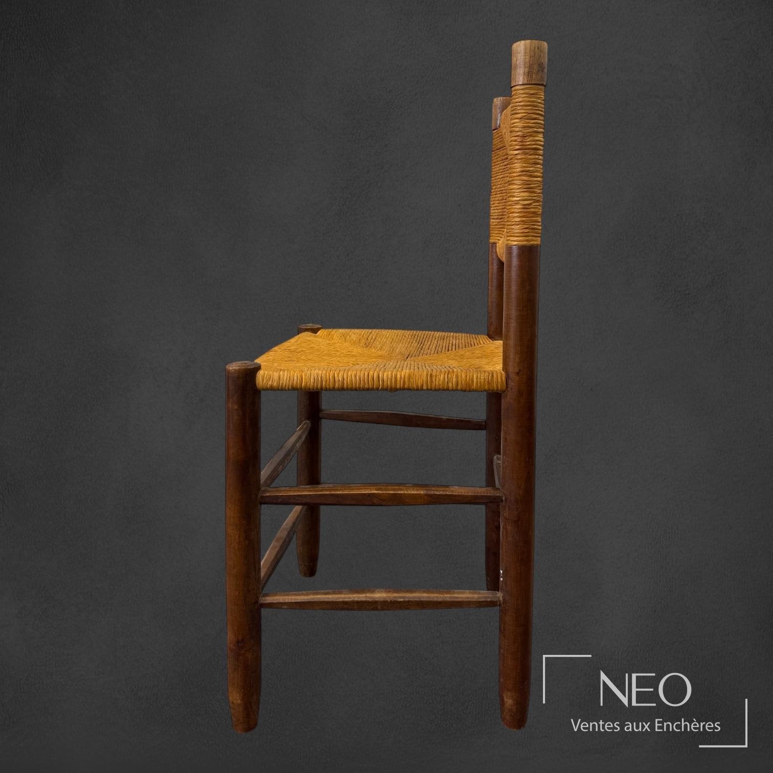 Profil d'une chaise Charlotte Perriand modèle n°18 avec assise en paille