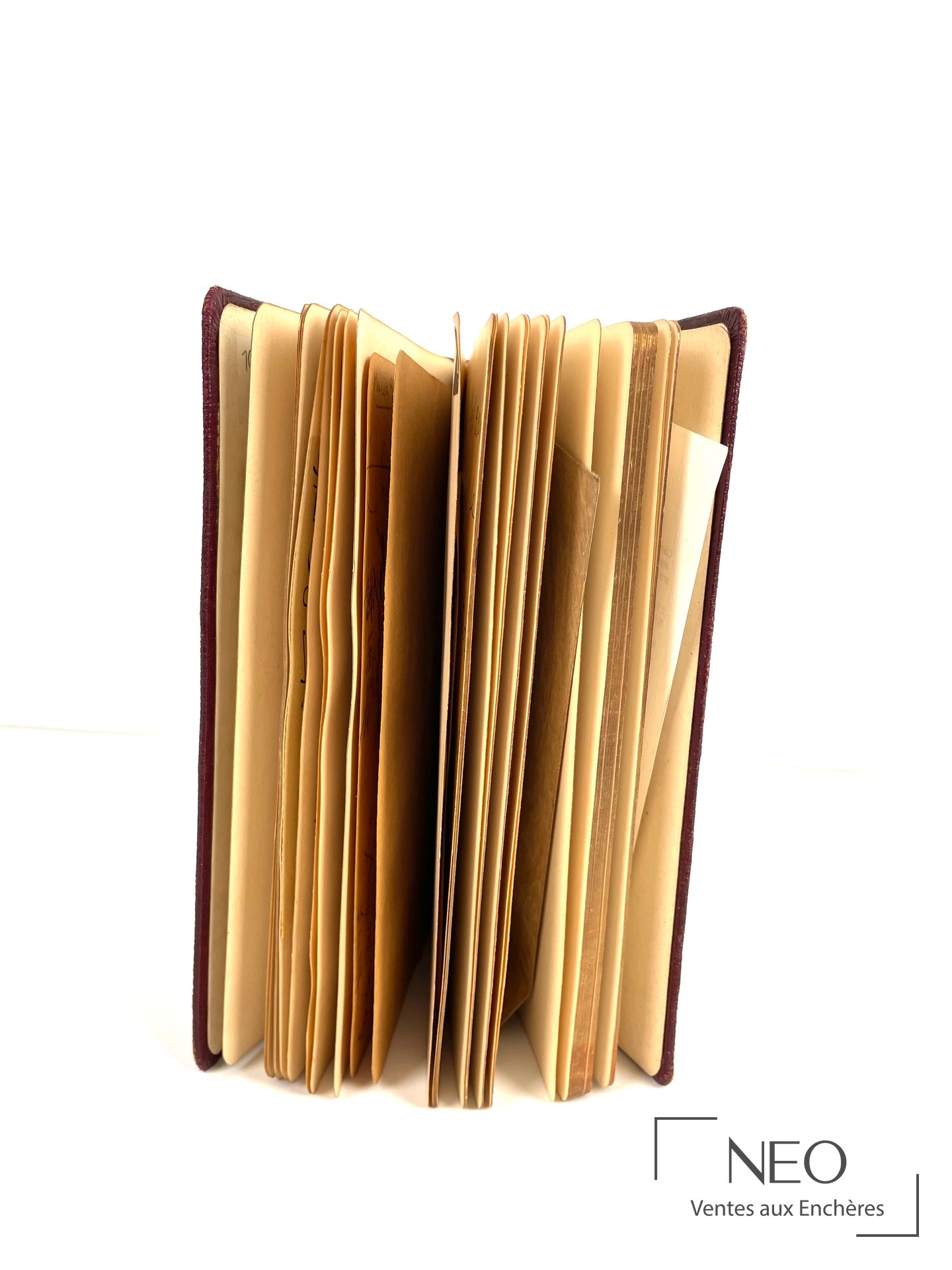 Carnet en cuir rouge bordeaux fermé, reliure visible et couverture lisse