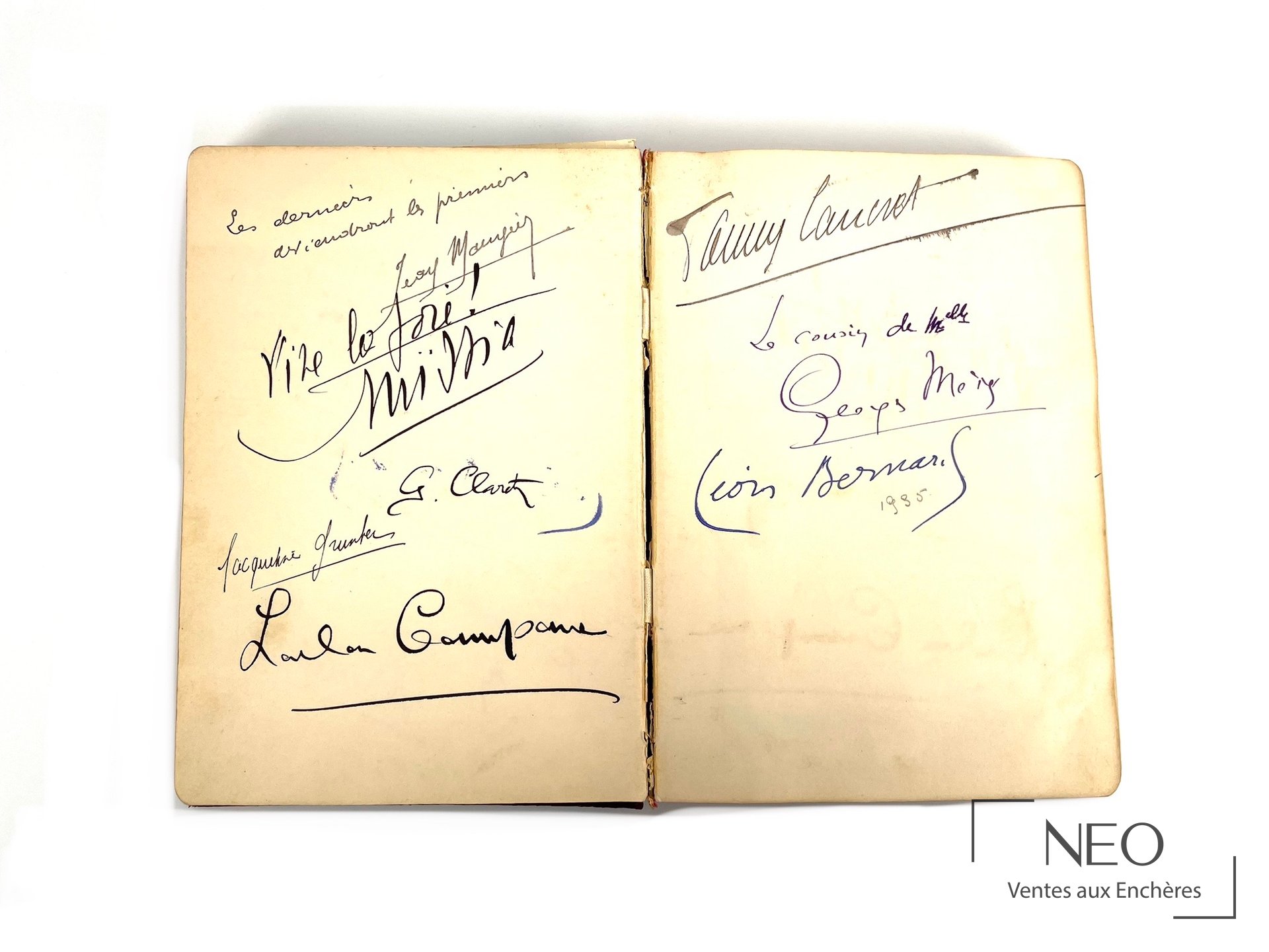 Double page avec nombreuses signatures, dont Charles Trenet et Georges Moustaki