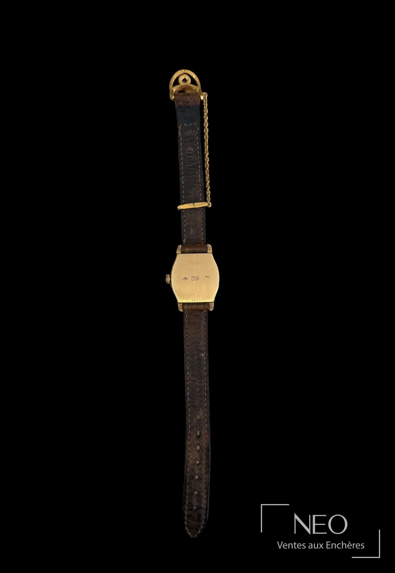 Dos du boîtier Cartier en or jaune avec signatures et numéros gravés.