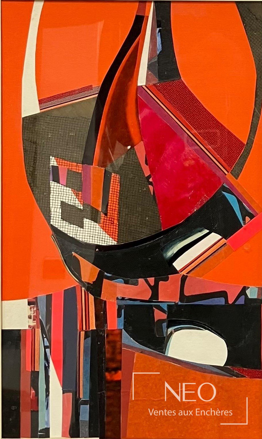 Composition abstraite dominée par l'orange, le rouge, le noir et le blanc, sous verre.