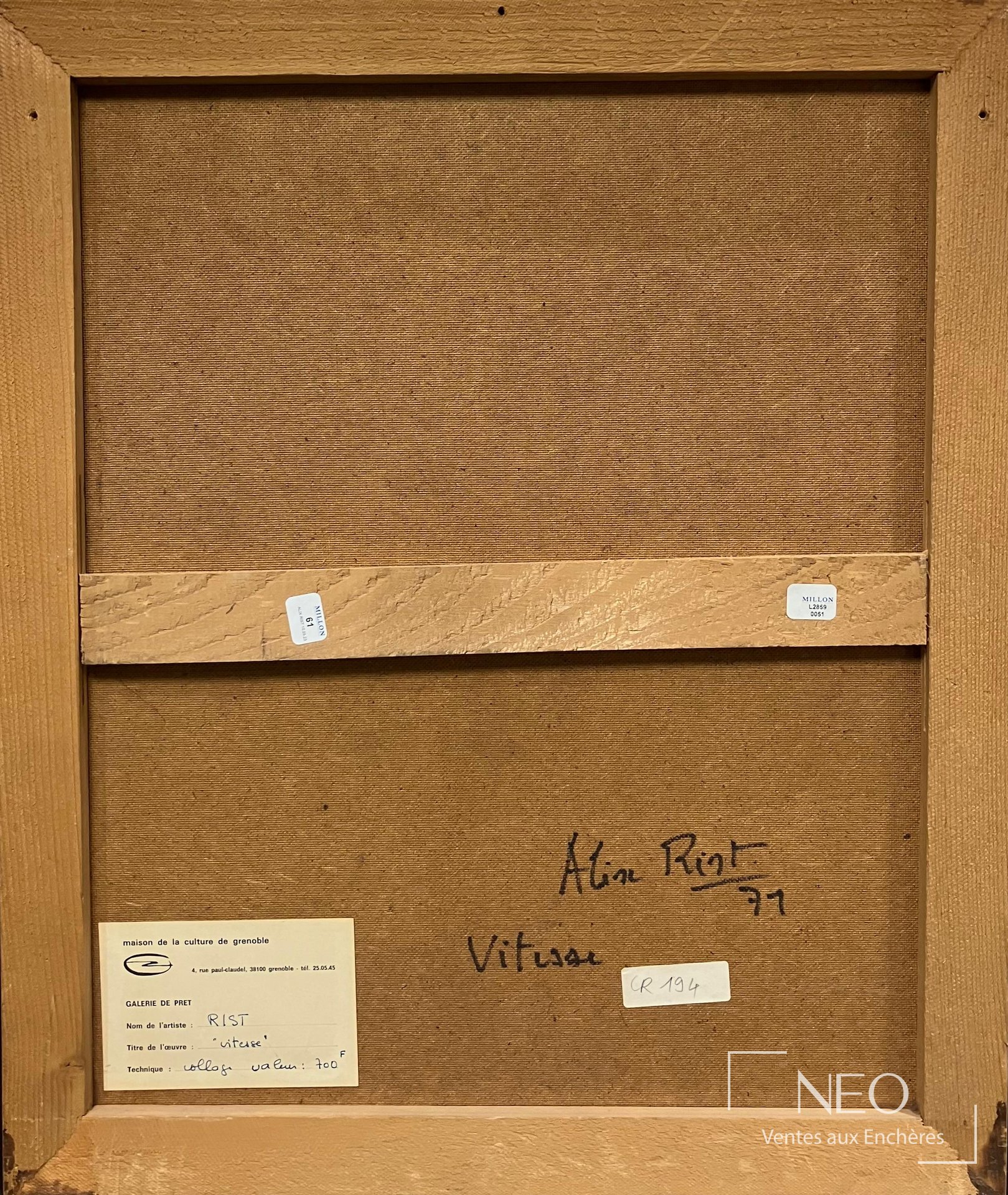 Dos du cadre en bois avec toile tendue, signature manuscrite et étiquette d’exposition