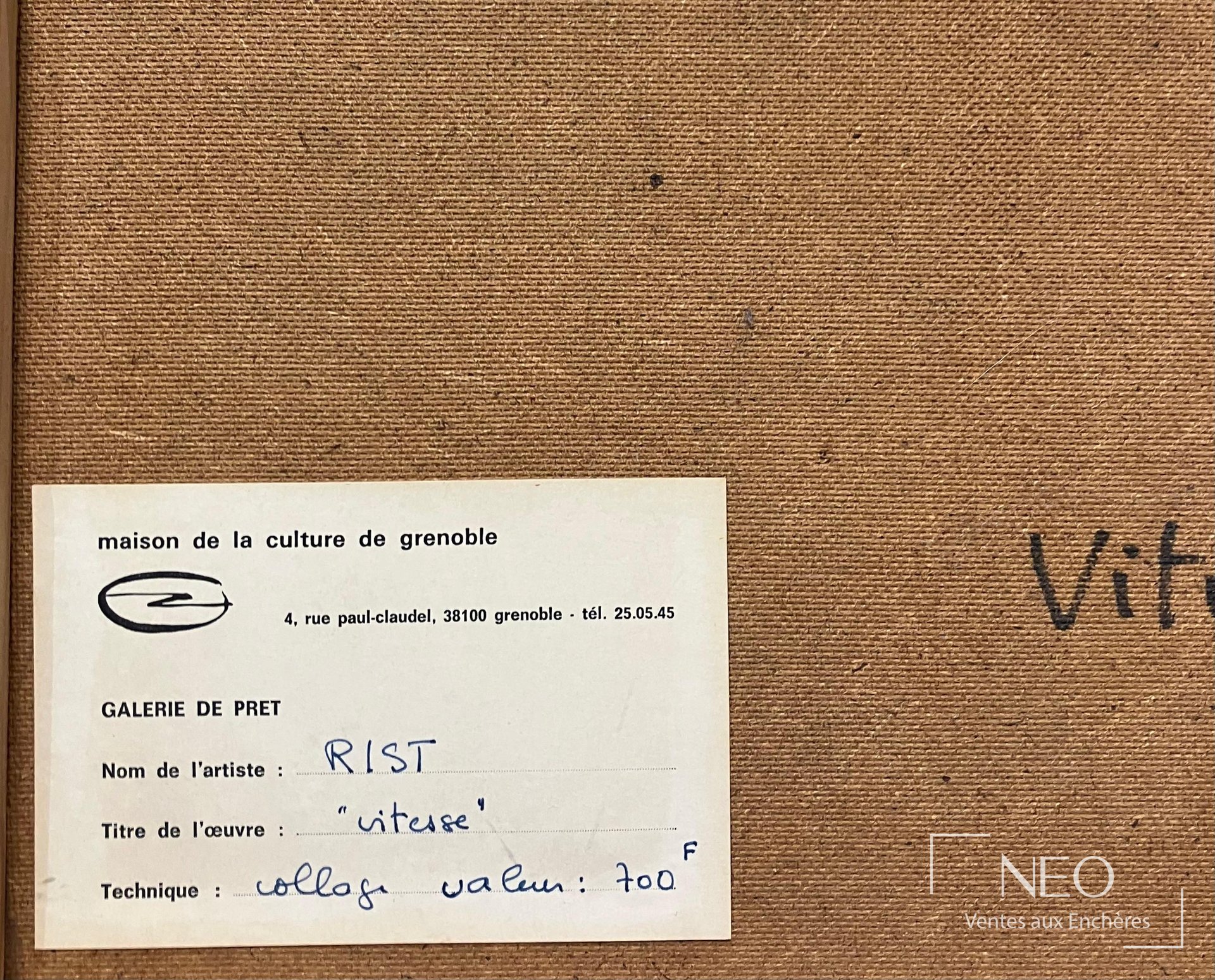 Étiquette au dos mentionnant le nom de l’artiste, le titre et la technique