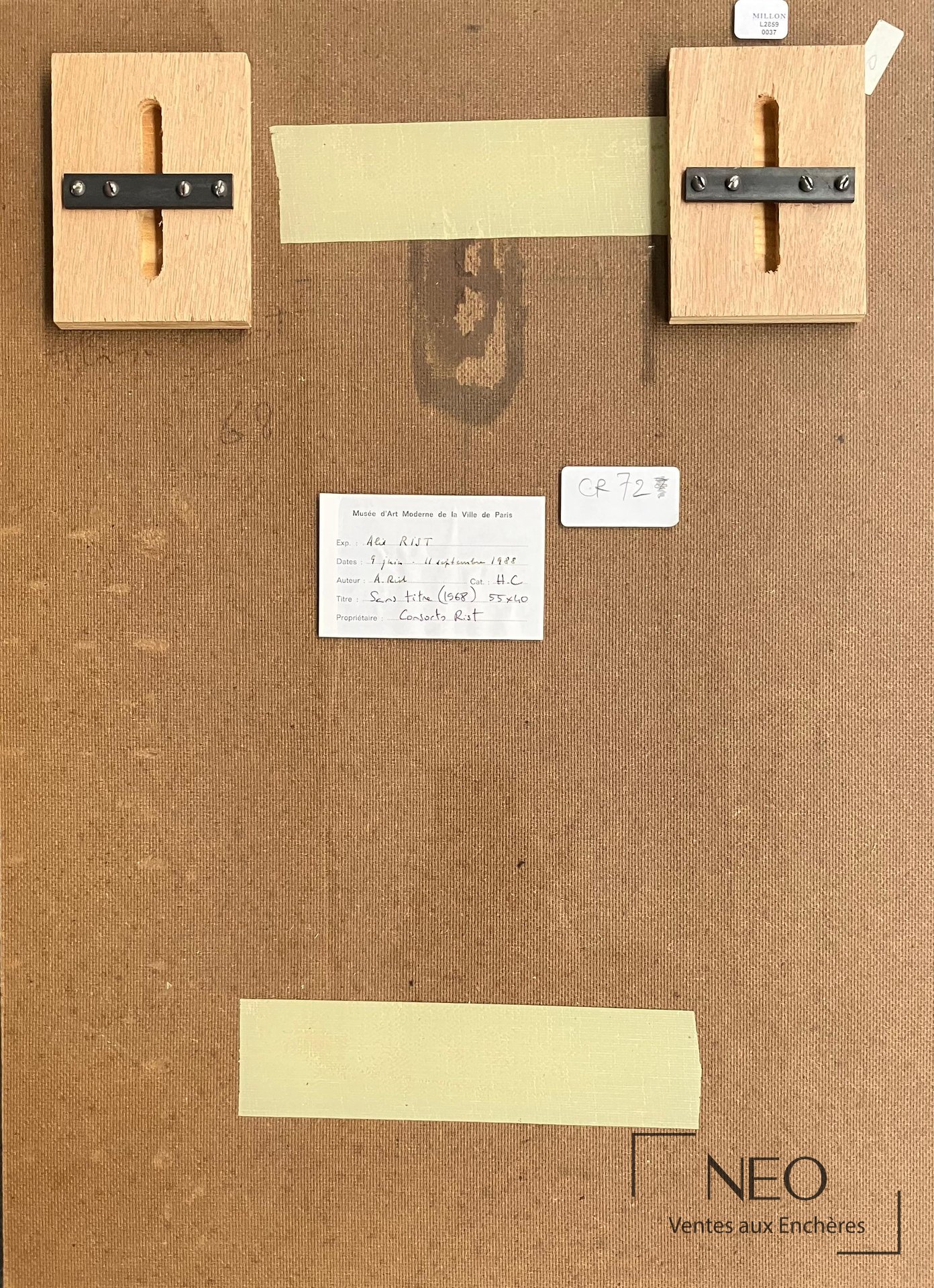Dos du panneau avec étiquette d'exposition et étiquette de fond d'atelier