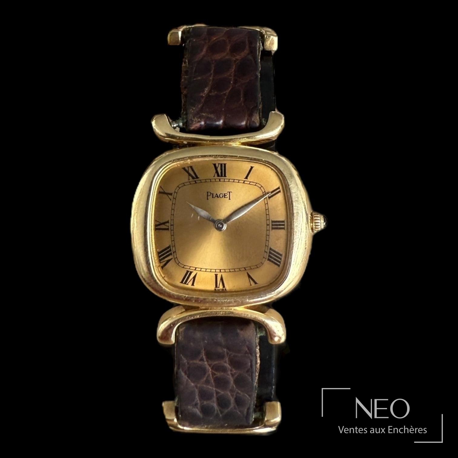 Montre PIAGET en or jaune à cadran doré et bracelet cuir usé, vue de face