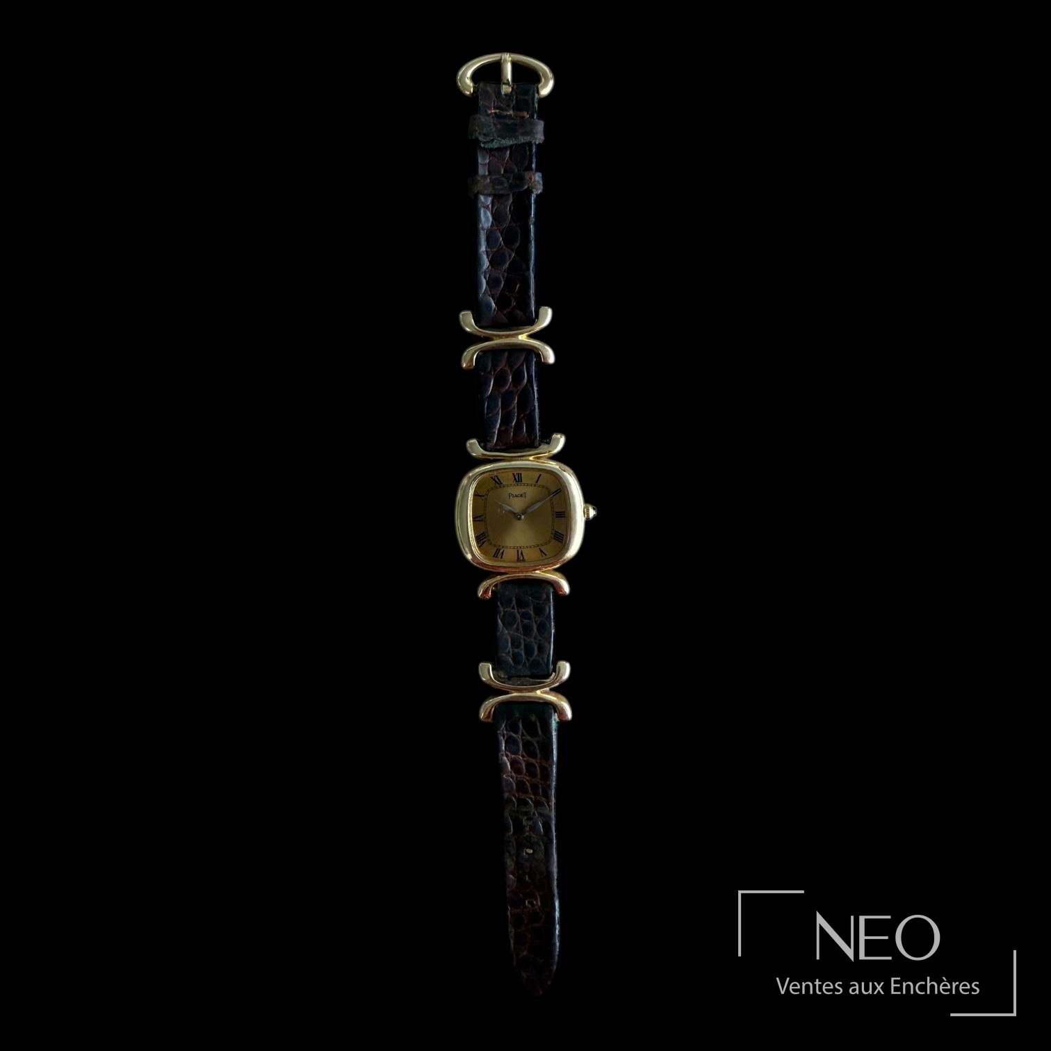 Montre PIAGET allongée sur bracelet cuir et or jaune, vue de dessus