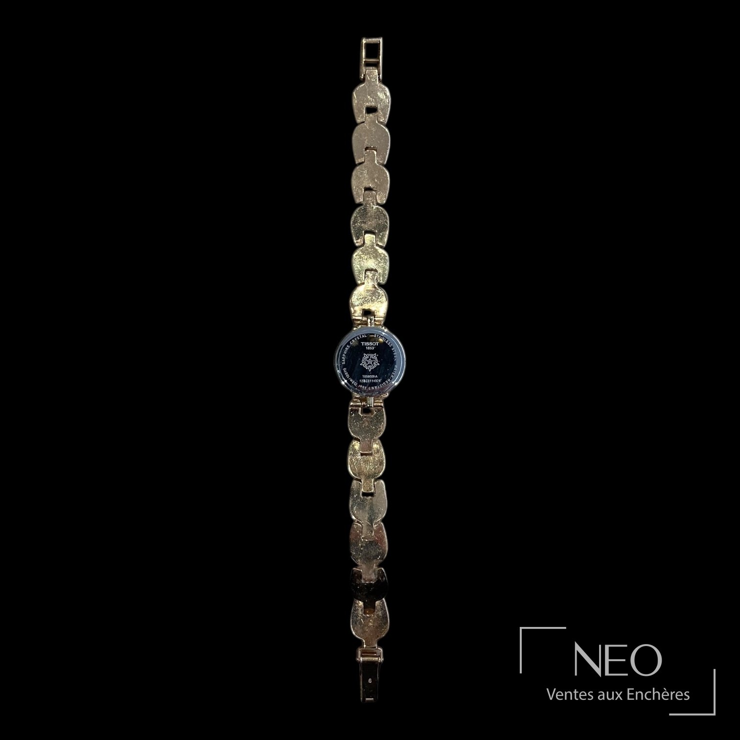 Dos de la montre Tissot avec fond noir et inscriptions de la marque