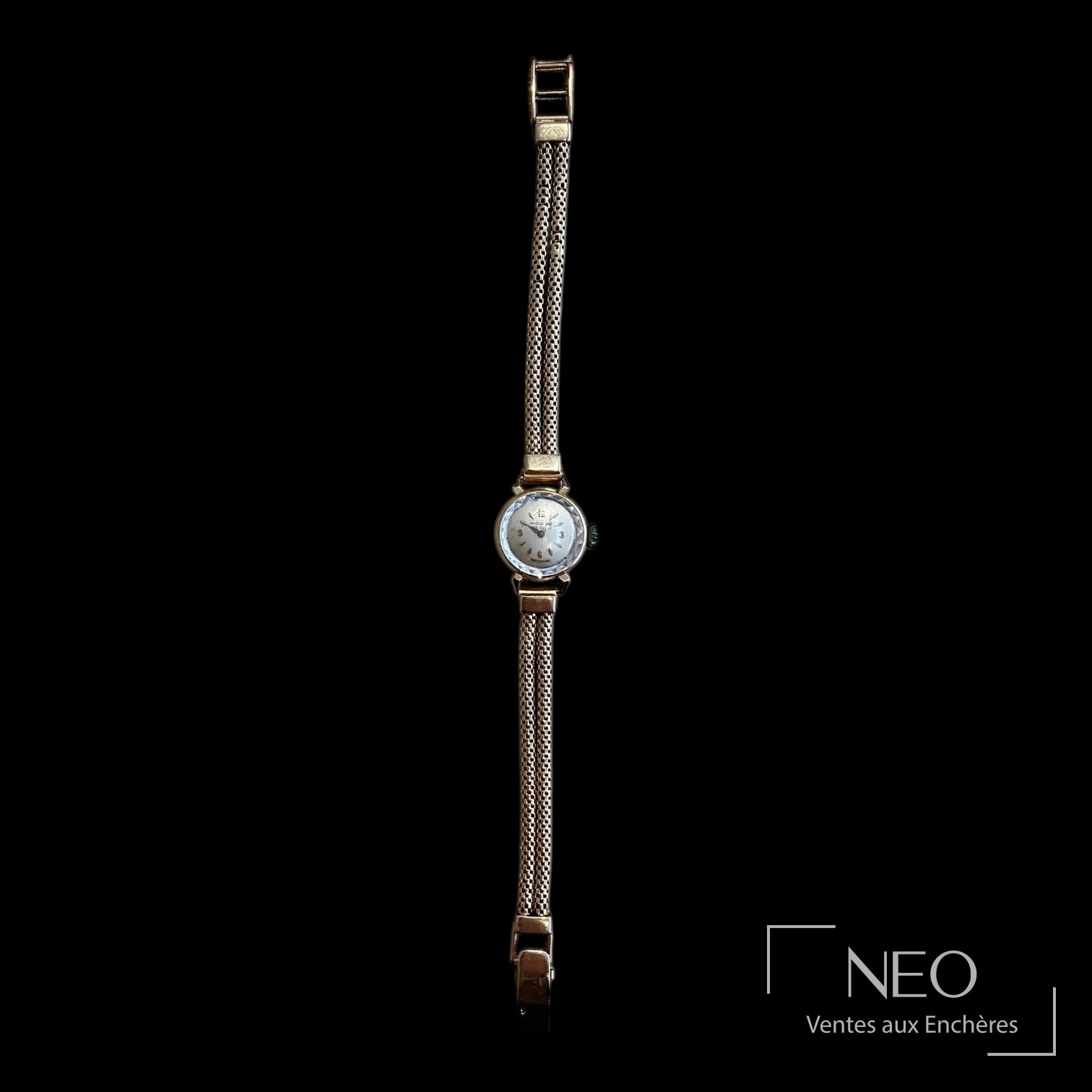 Montre Movado de profil avec boîtier rond et bracelet en maille d'or jaune