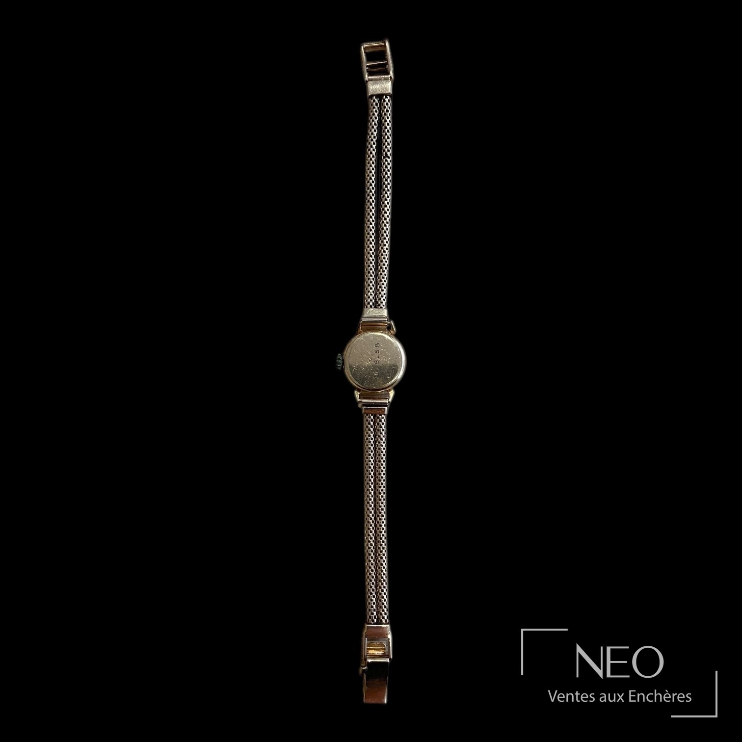 Dos de la montre Movado avec fond gravé et bracelet en or jaune
