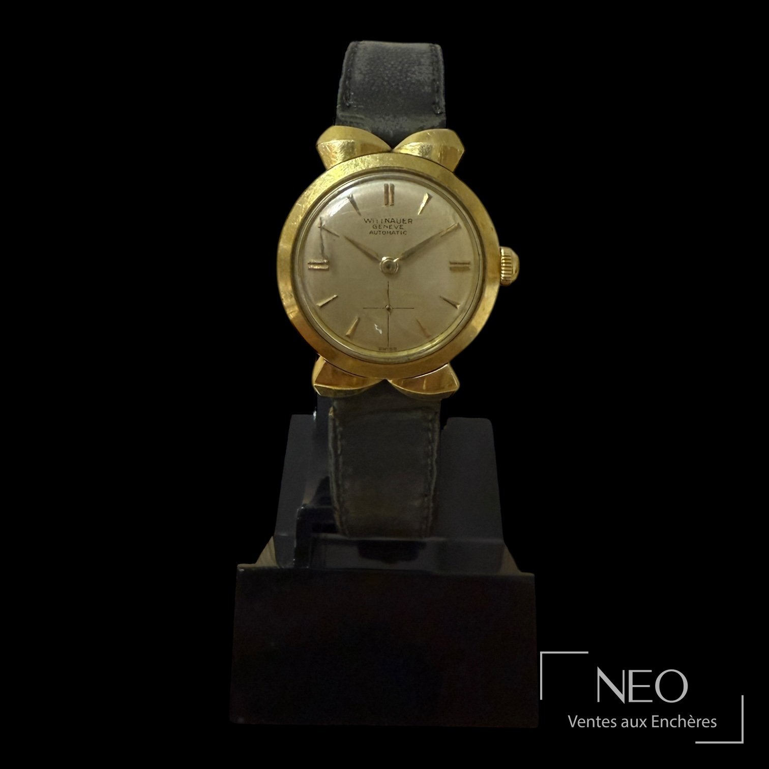 Montre Wittnauer en or jaune sur support, cadran crème et bracelet cuir noir
