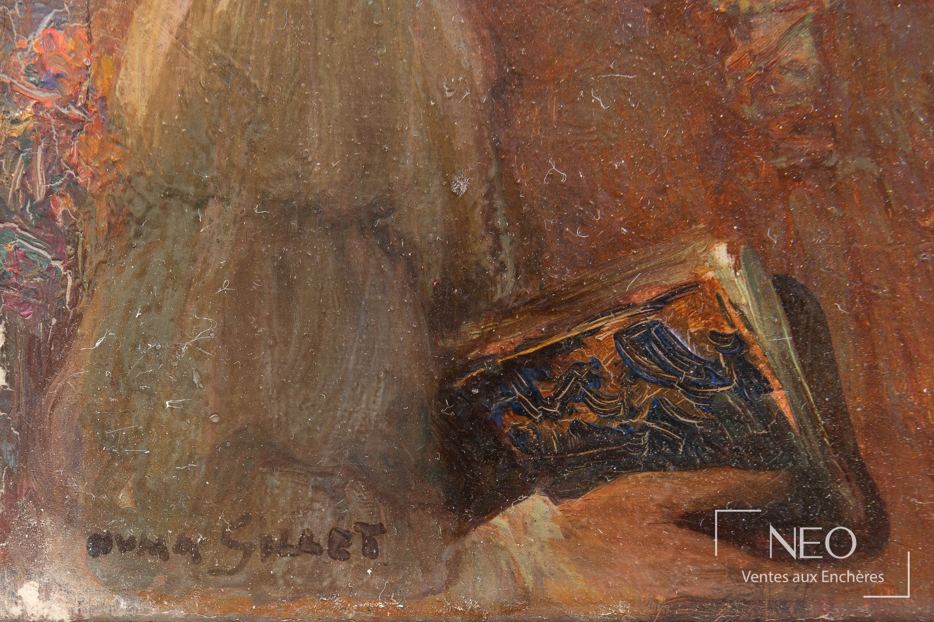 Gros plan sur la partie basse du tableau avec une inscription sombre et la robe peinte