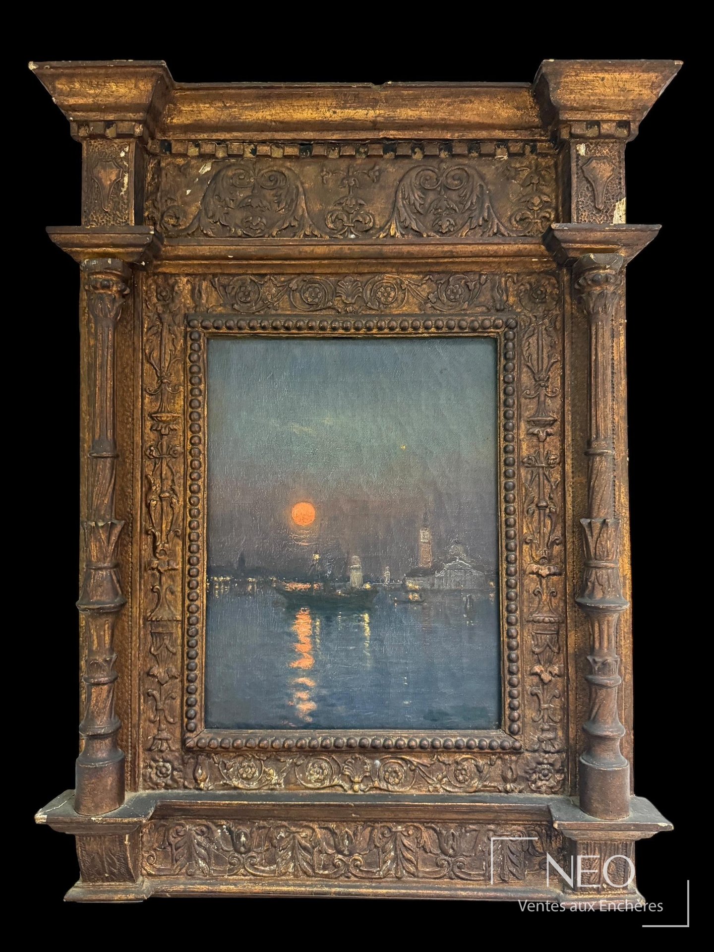 Cadre de style Renaissance en bois mouluré stuqué et doré autour de l’œuvre