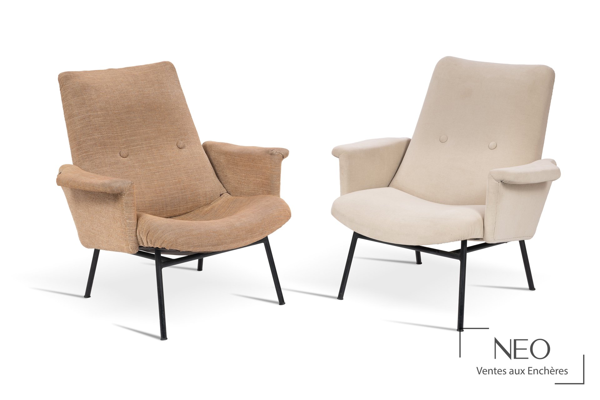 Suite de deux fauteuils Pierre Guariche SK 660, l'un habillé d'une toile beige, l'autre d'une toile brun rosé