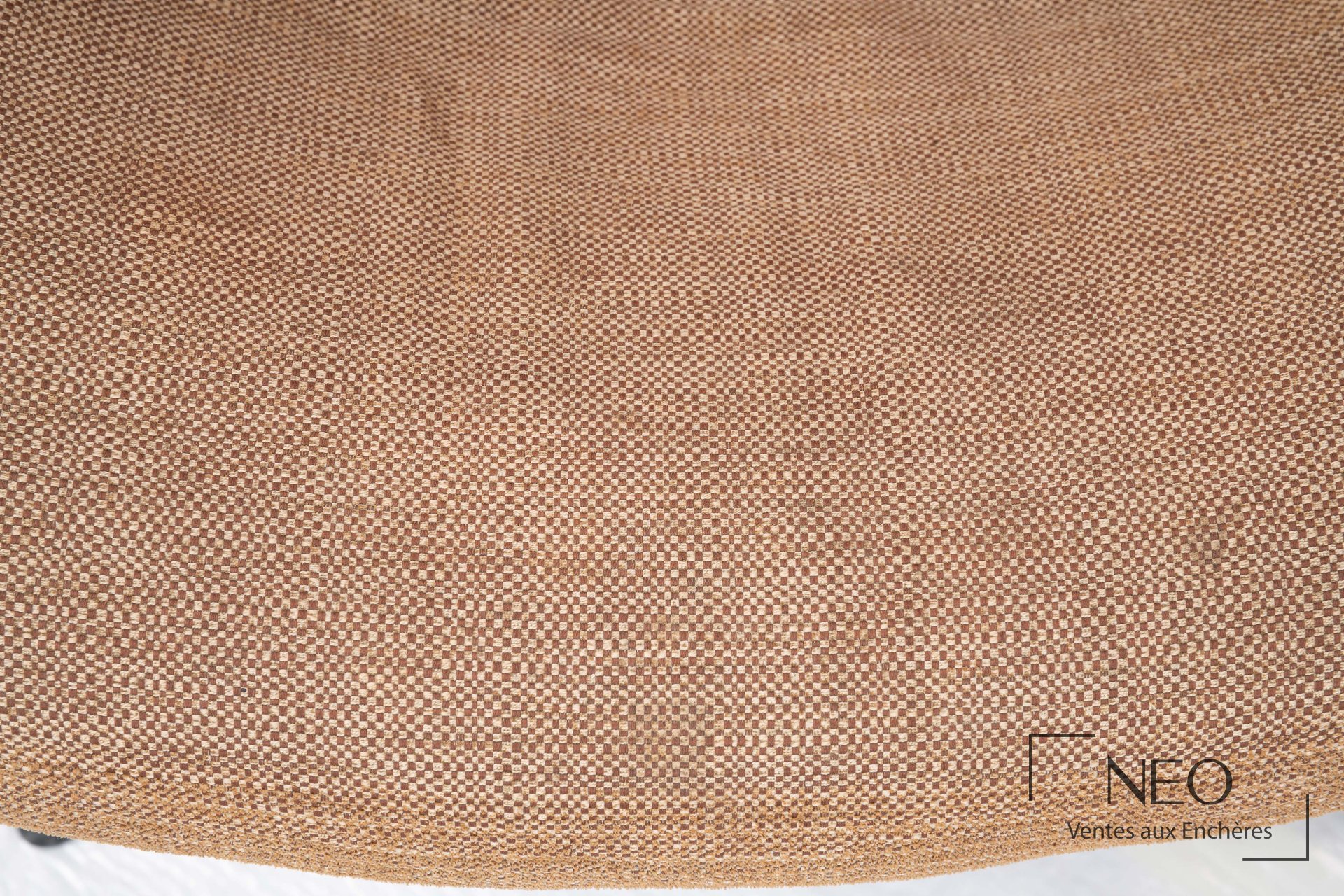 Détail de l'assise d'un fauteuil en toile de coton brun rosé
