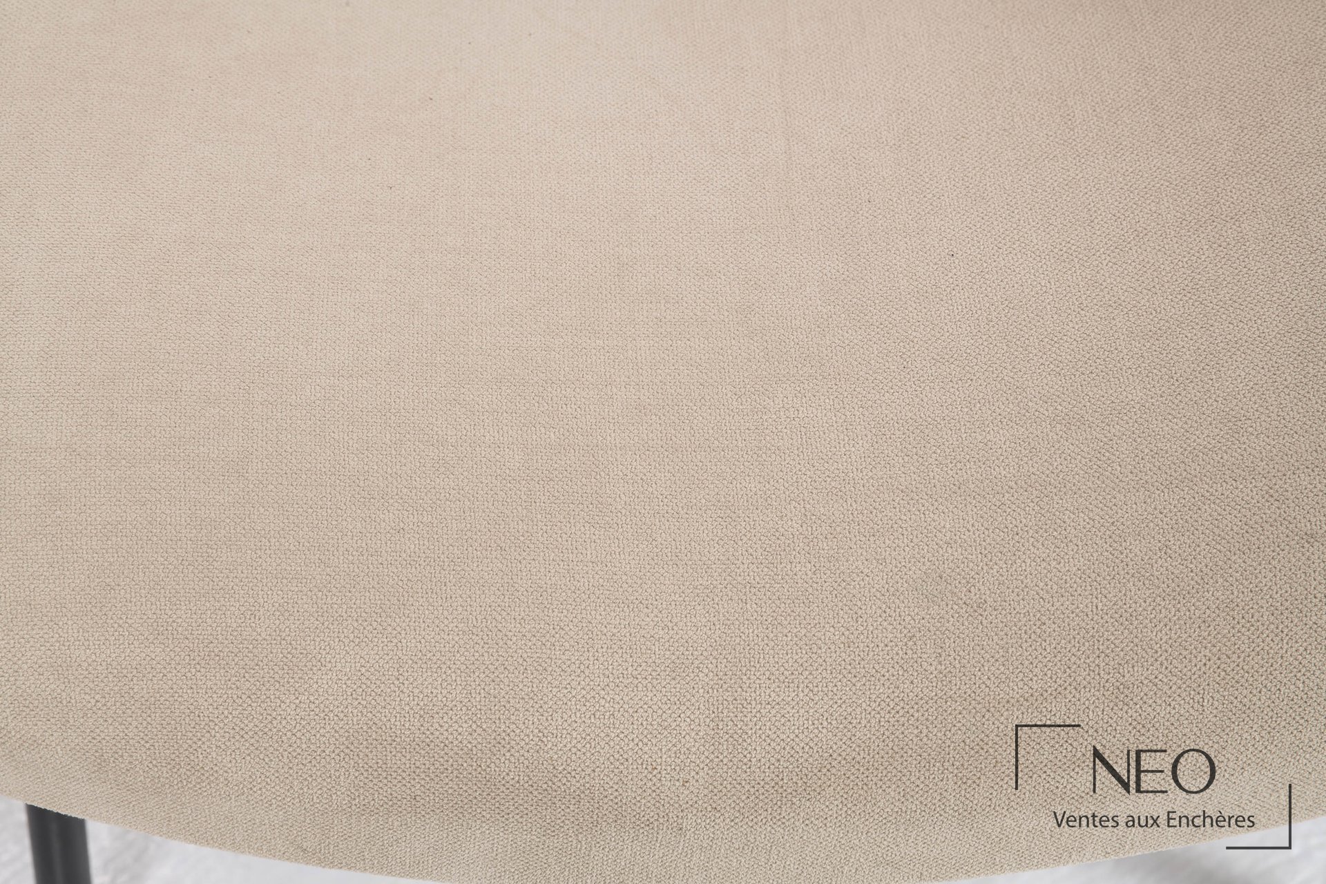 Gros plan sur le revêtement beige d'un fauteuil montrant le tissage de la toile