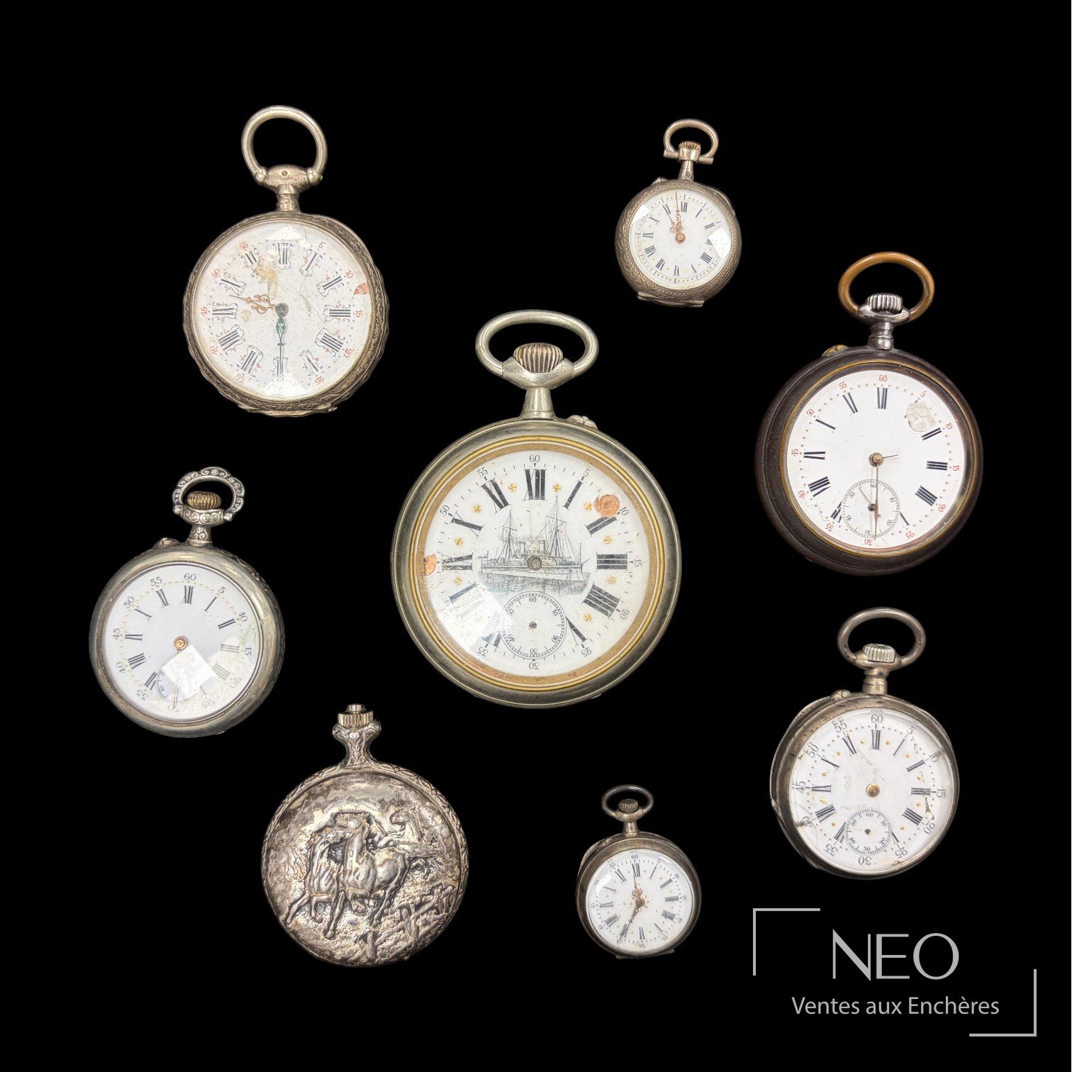 Ensemble de huit montres à gousset présentées de face, avec cadrans émaillés et boîtiers en métal