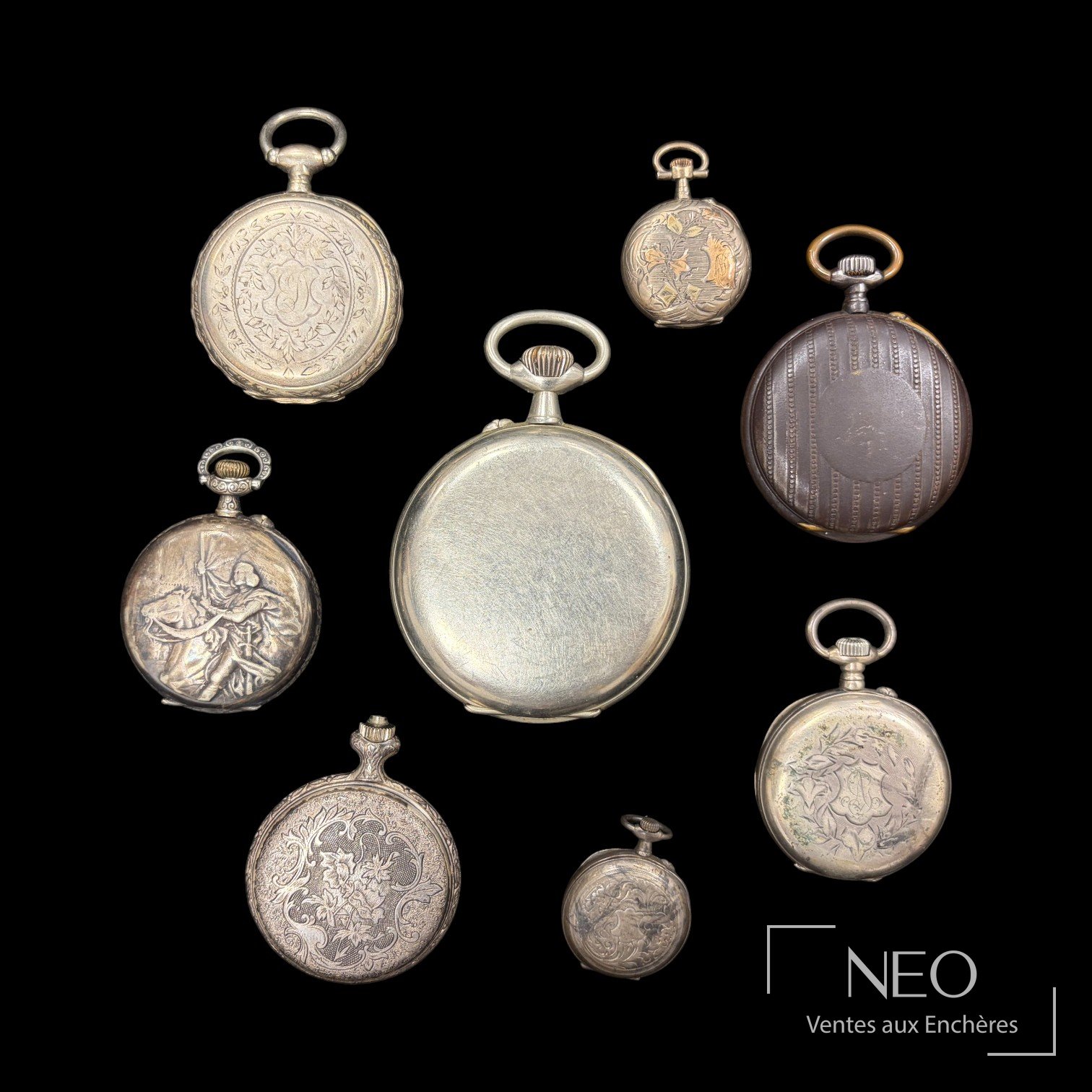 Ensemble de huit montres à gousset vus au revers, avec fonds lisses, gravés ou décorés