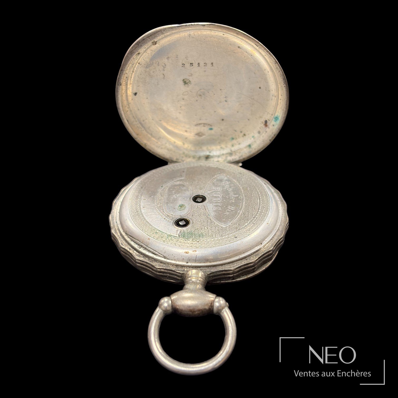 Montre à gousset ouverte avec le mouvement visible et un numéro gravé à l’intérieur du couvercle