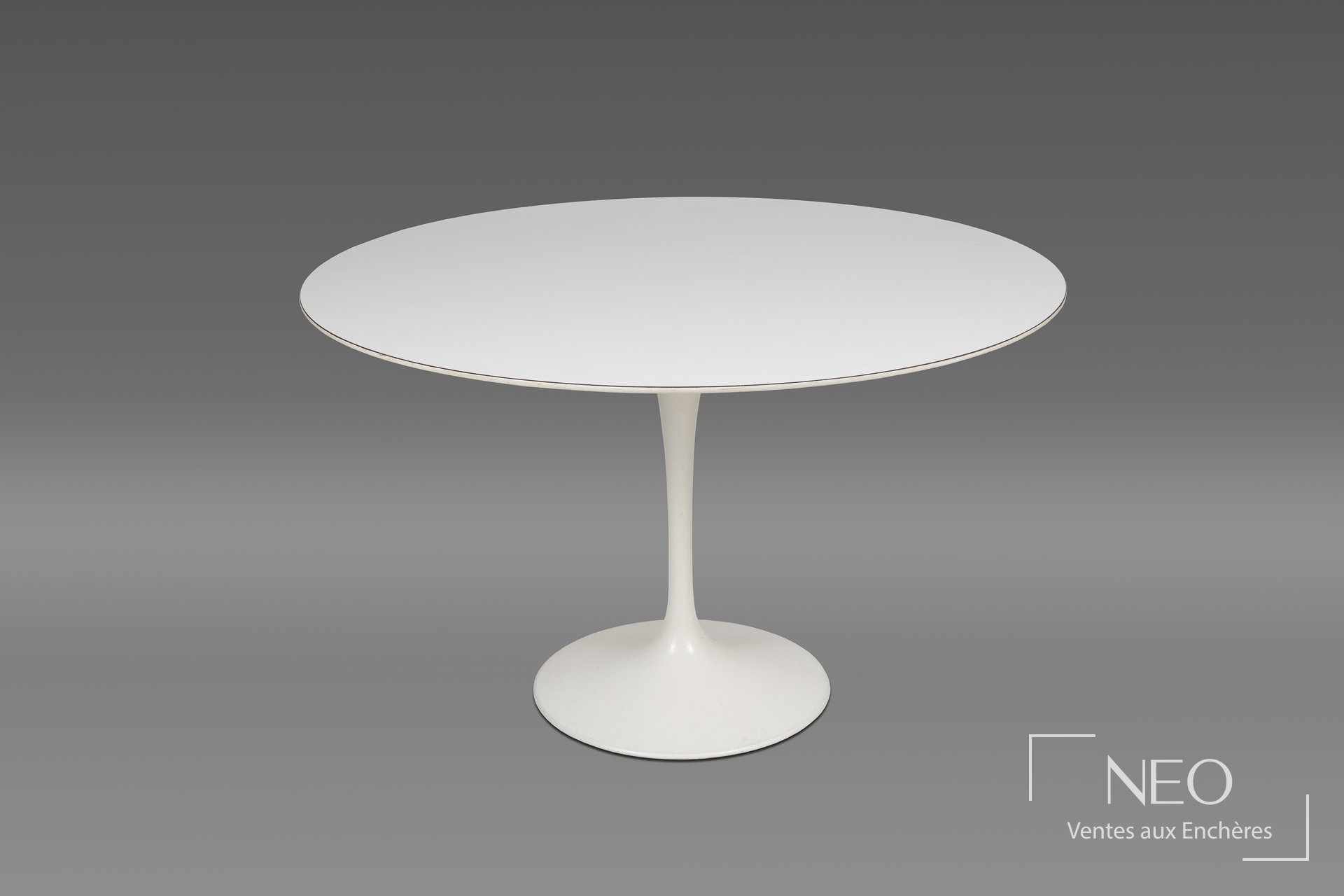 Table de salle à manger circulaire blanche sur piètement tulipe