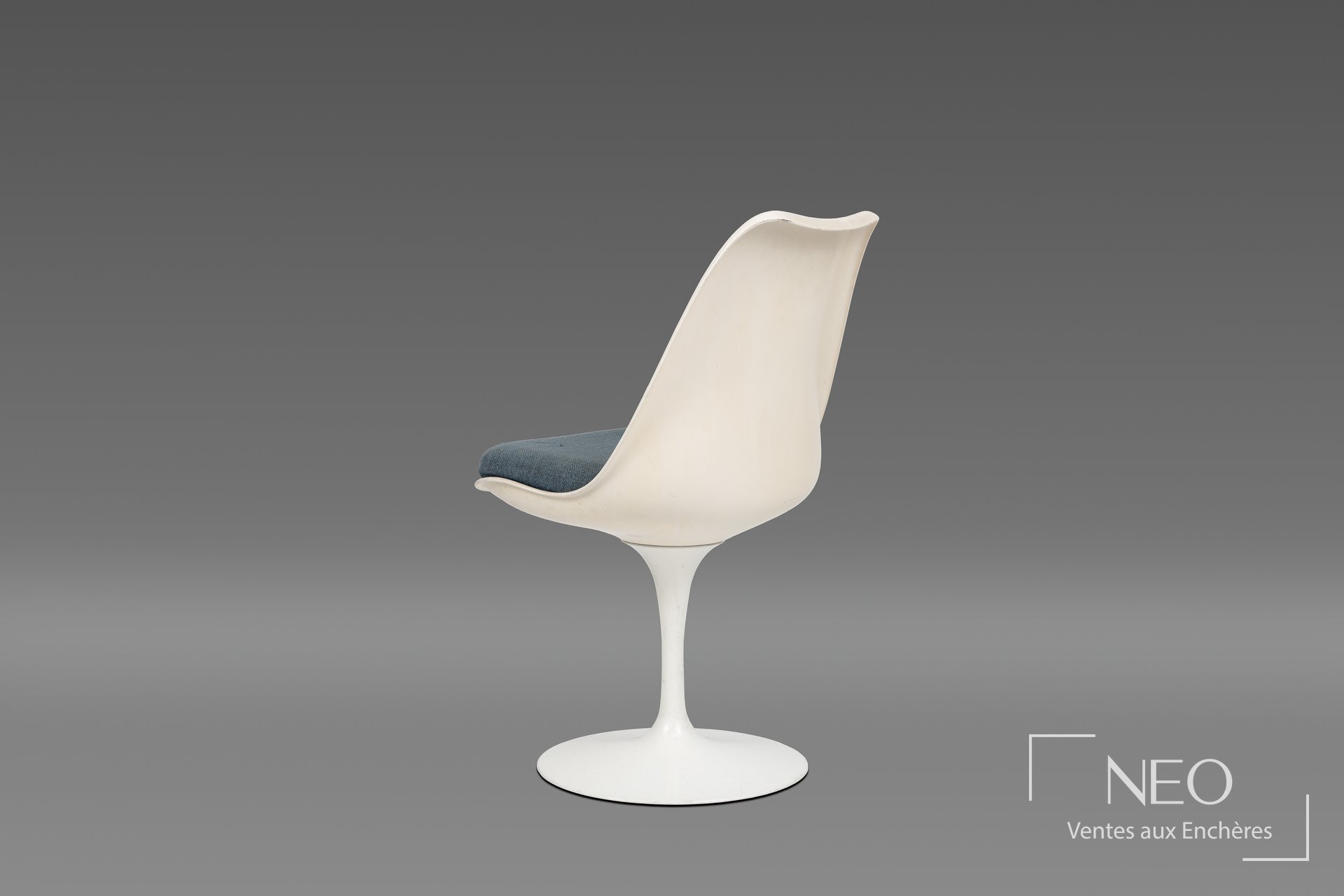 Chaise Eero Saarinen modèle 151 de profil