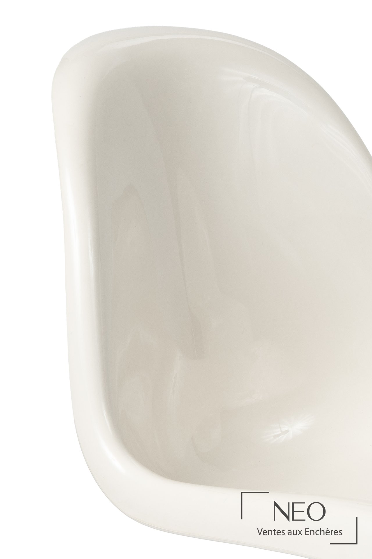 Dossier d’une chaise Cantilever blanche au profil arrondi et brillant