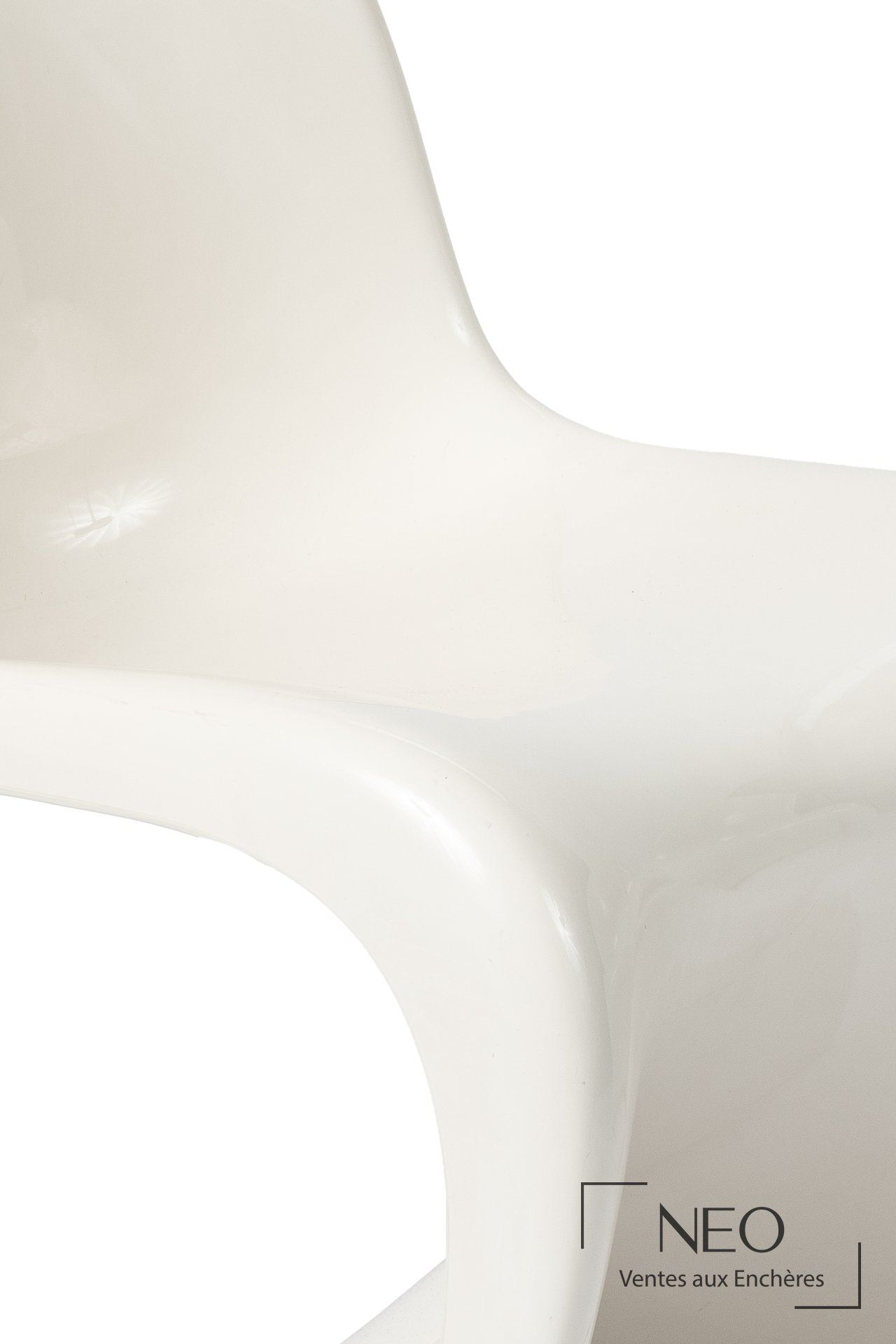 Détail de l’assise et de la structure courbe d’une chaise Panton blanche