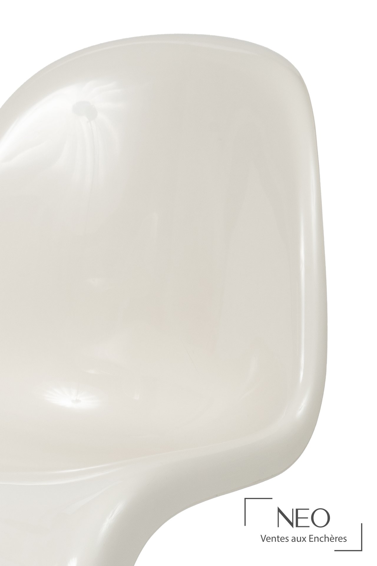 Gros plan sur le dossier blanc lustré avec de légères marques d’usage