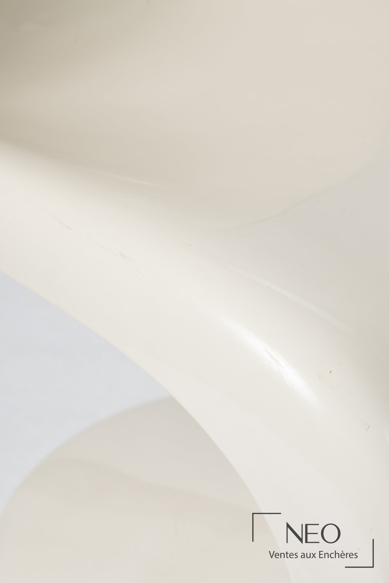 Gros plan sur une partie de l’assise blanche avec petites marques et griffures