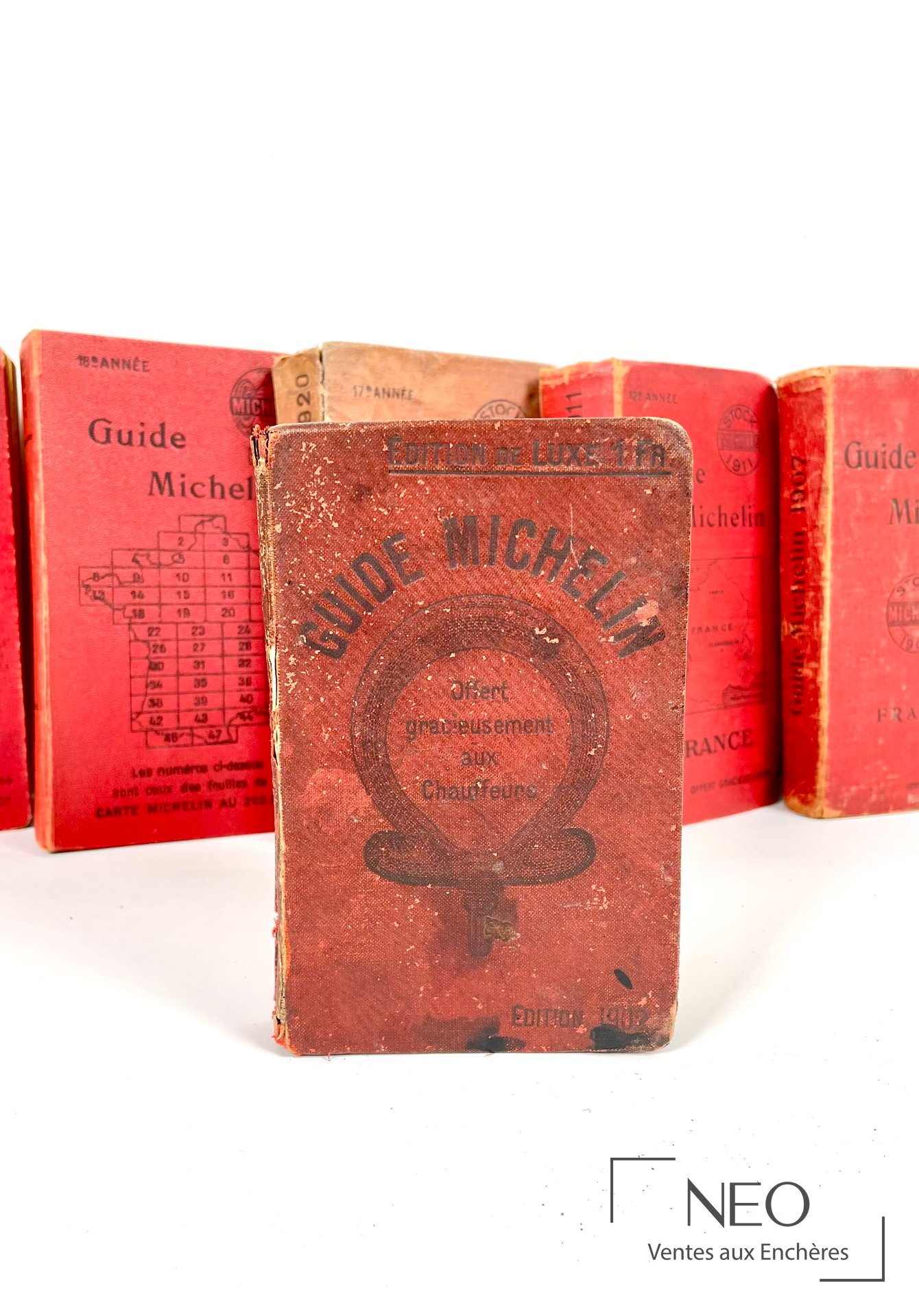 Guide Michelin ancien présenté de face, couverture brun-rouge usée avec mention Edition de luxe 1 fr