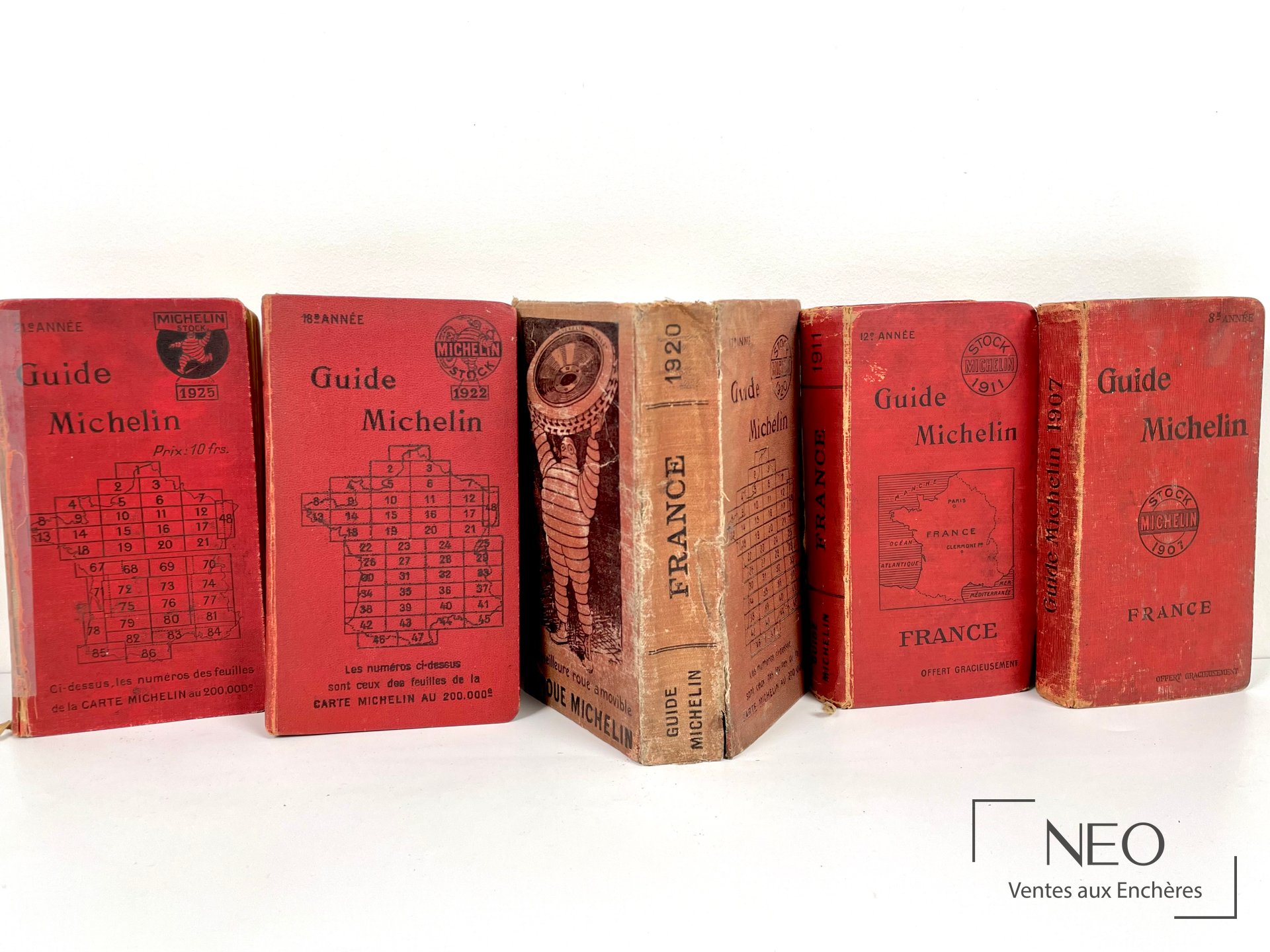 Série de guides Michelin France des années 1920 à 1930, dos et couvertures visibles