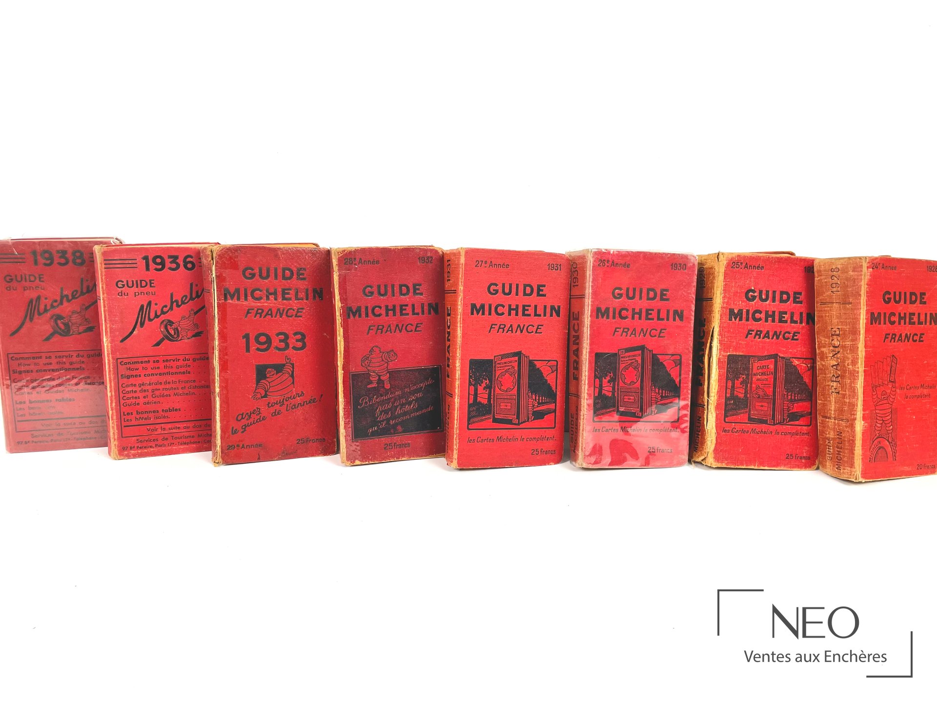 Série de guides Michelin France des années 1946 à 1954, couvertures roses et rouges alignées