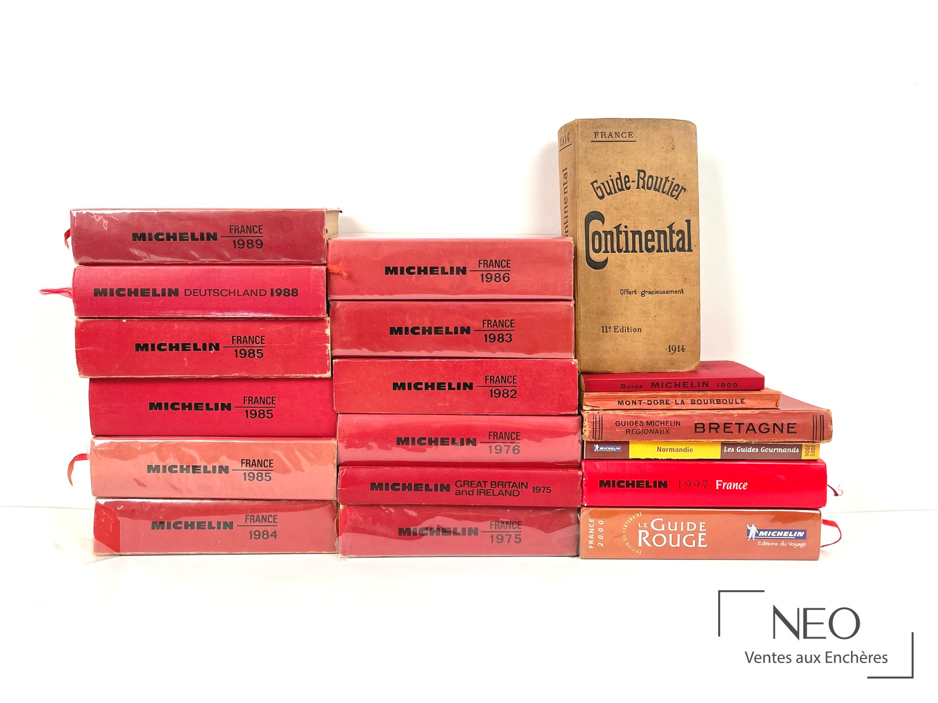Piles de guides Michelin, Guide Routier Continental et Guide Michelin Bretagne