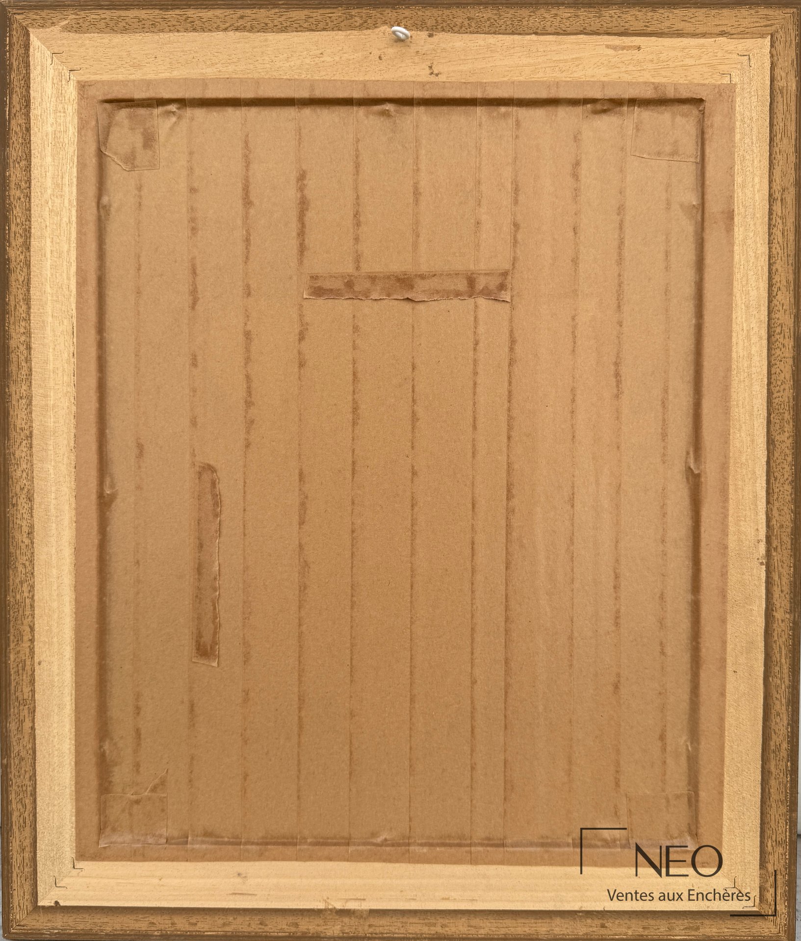 Dos du tableau avec carton de support et système de suspension