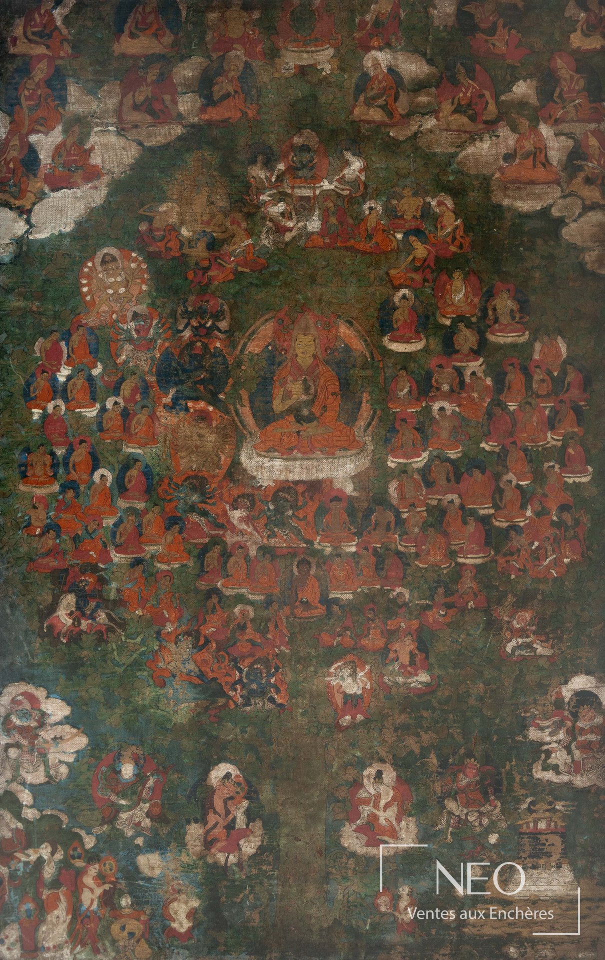 Thangka tibétain encadré, scène peinte multicolore sur fond sombre