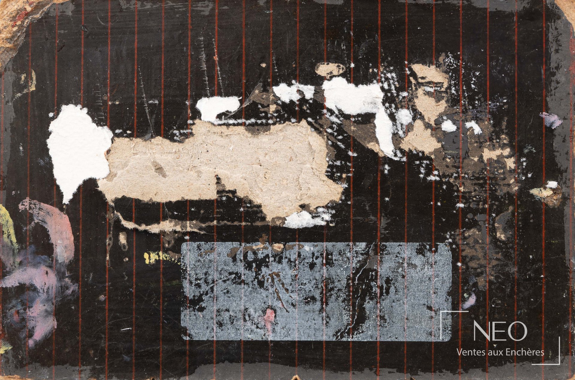 Verso du carton avec résidus de papier, traces d'adhérence et perte de matière