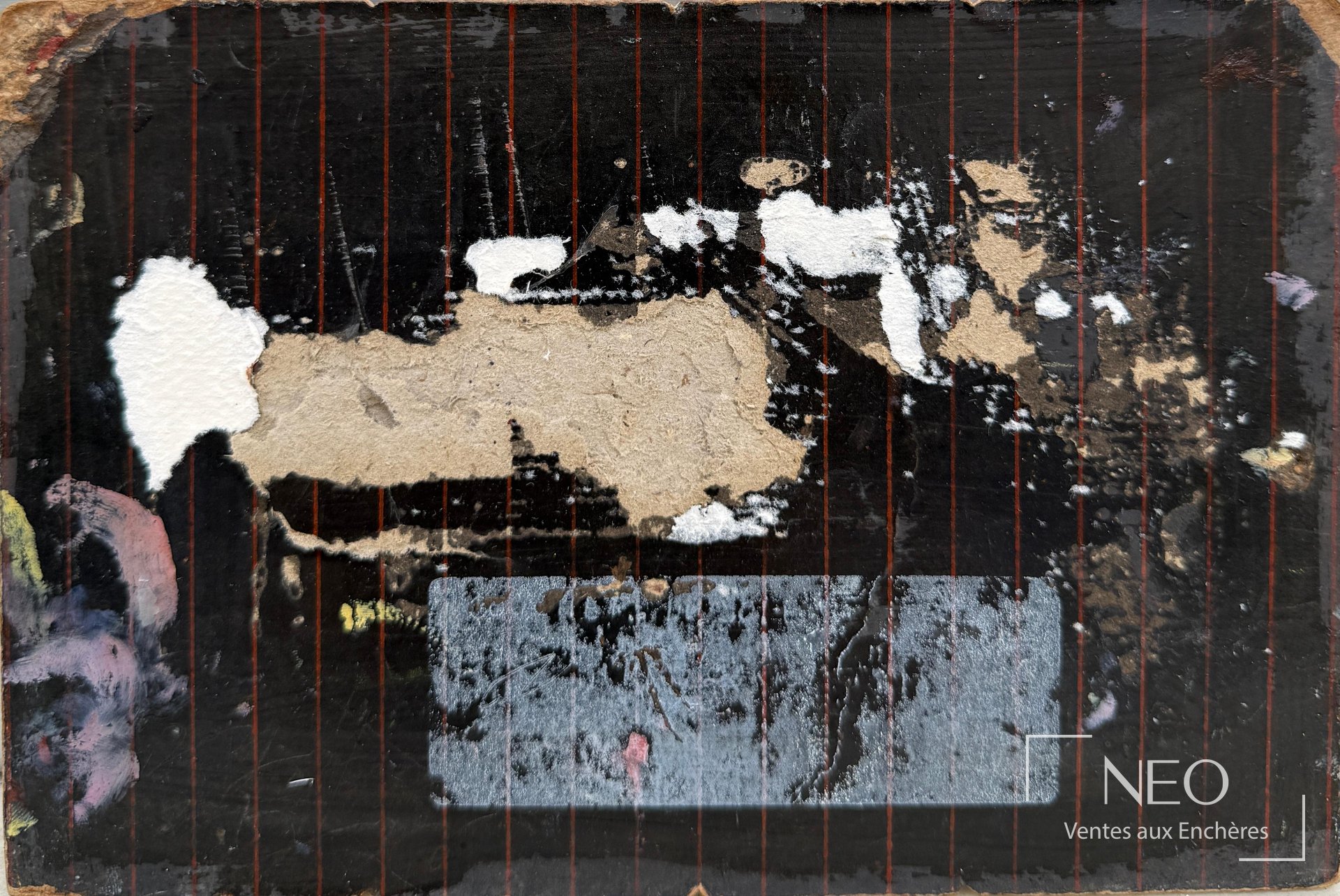Dos complet du carton, avec bords abrasés et vestiges d'anciens collages