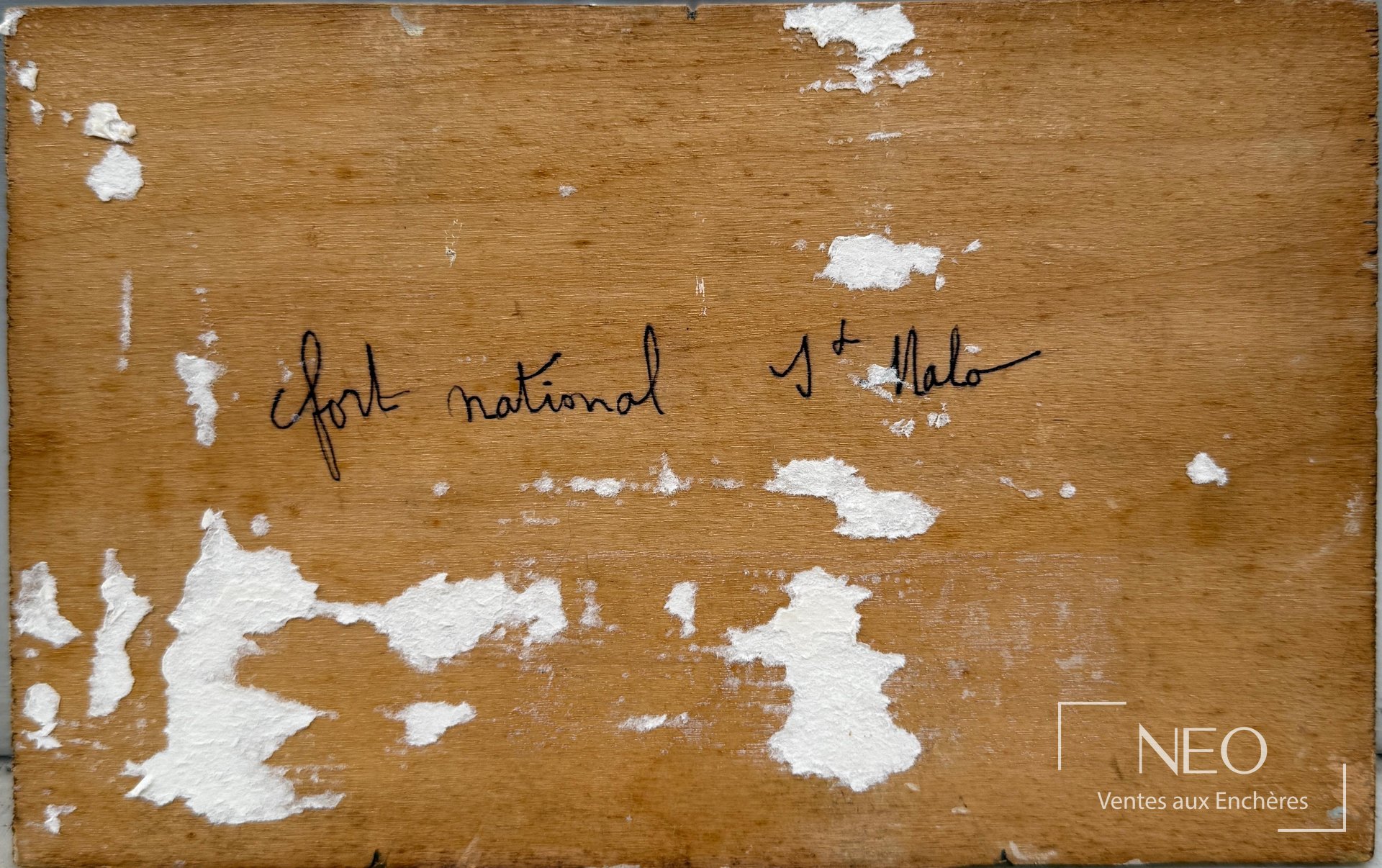 Revers complet du panneau de bois avec l'inscription Fort national de Saint-Malo et le monogramme manuscrit.