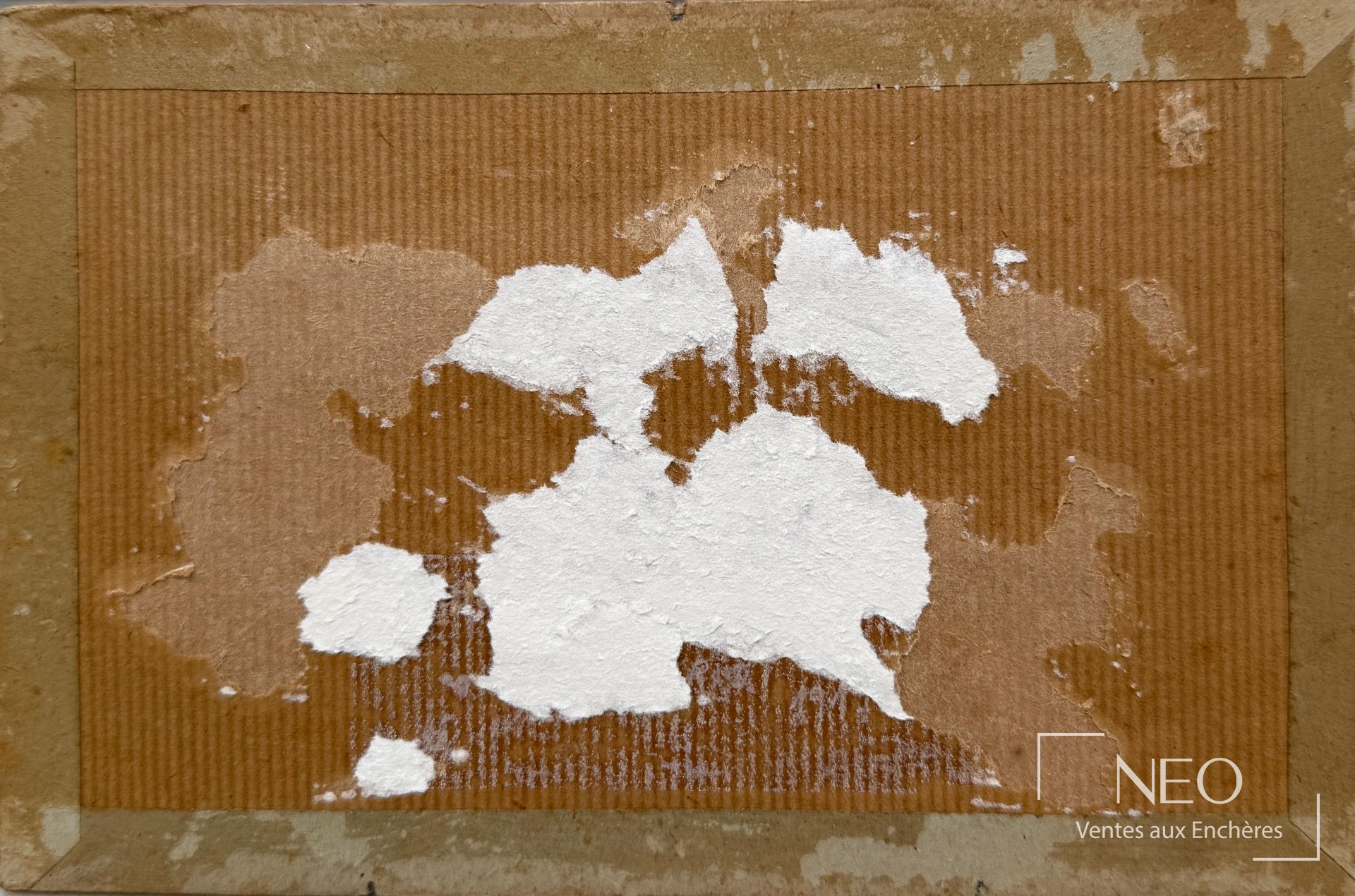 Revers du support avec larges manques de papier et bordure marquée