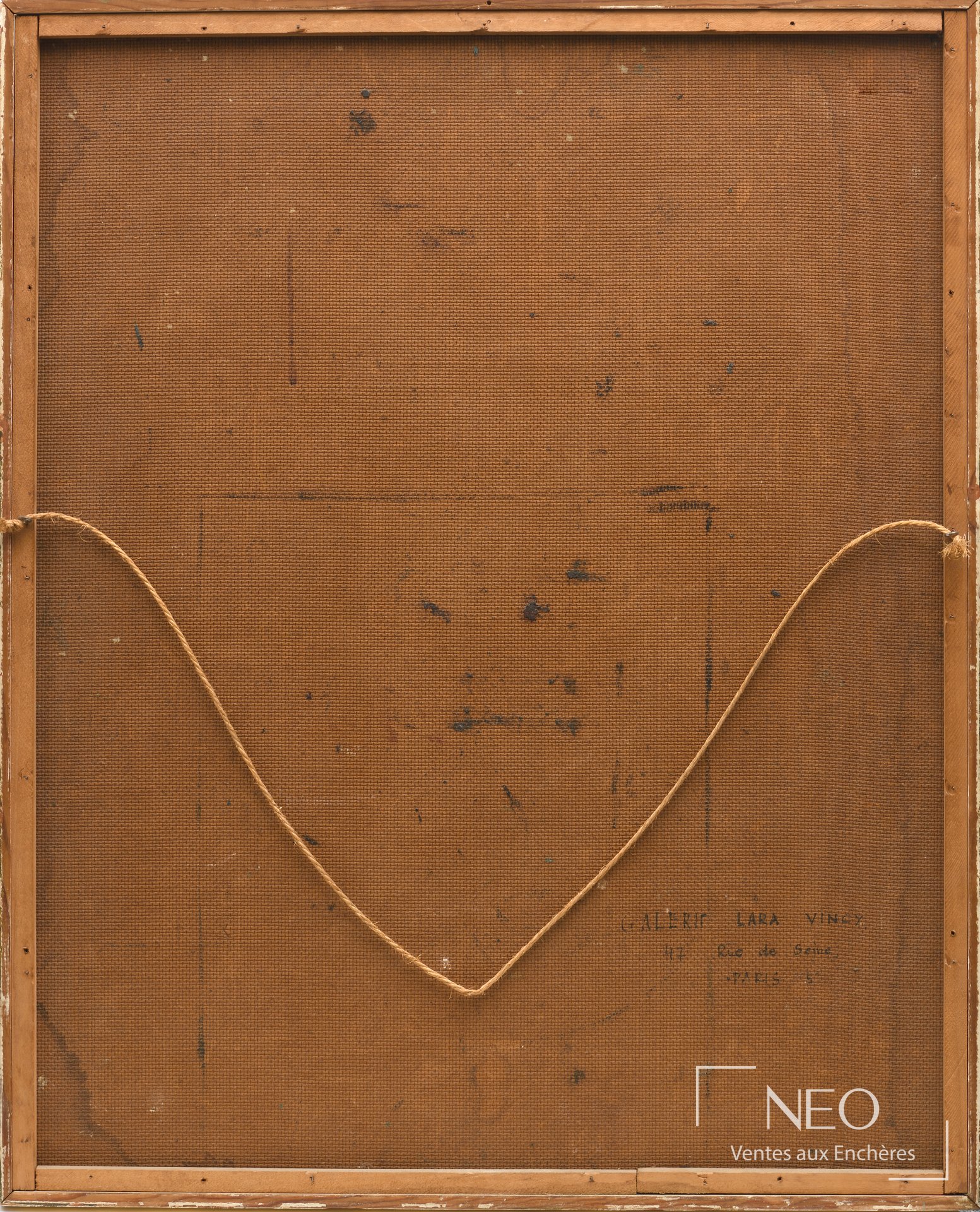 Dos du panneau avec inscription Galerie Lara Vincy, cordage de suspension et châssis.