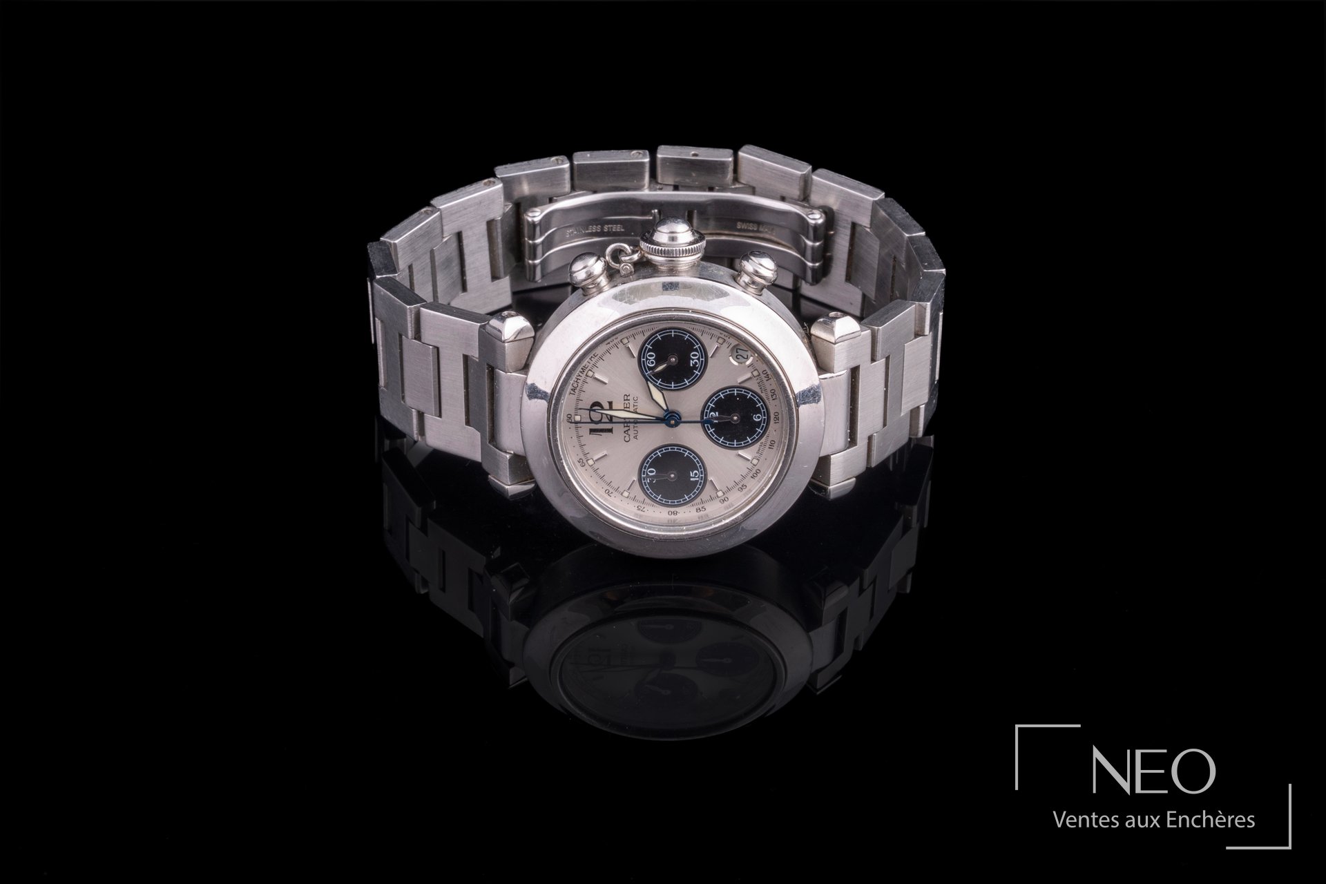 Cartier Pasha Chronographe vue en trois quarts avec couronne, poussoirs et bracelet acier
