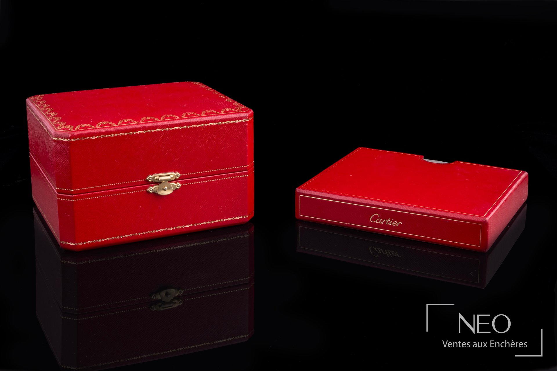 Écrin Cartier rouge fermé et coffret d’accompagnement