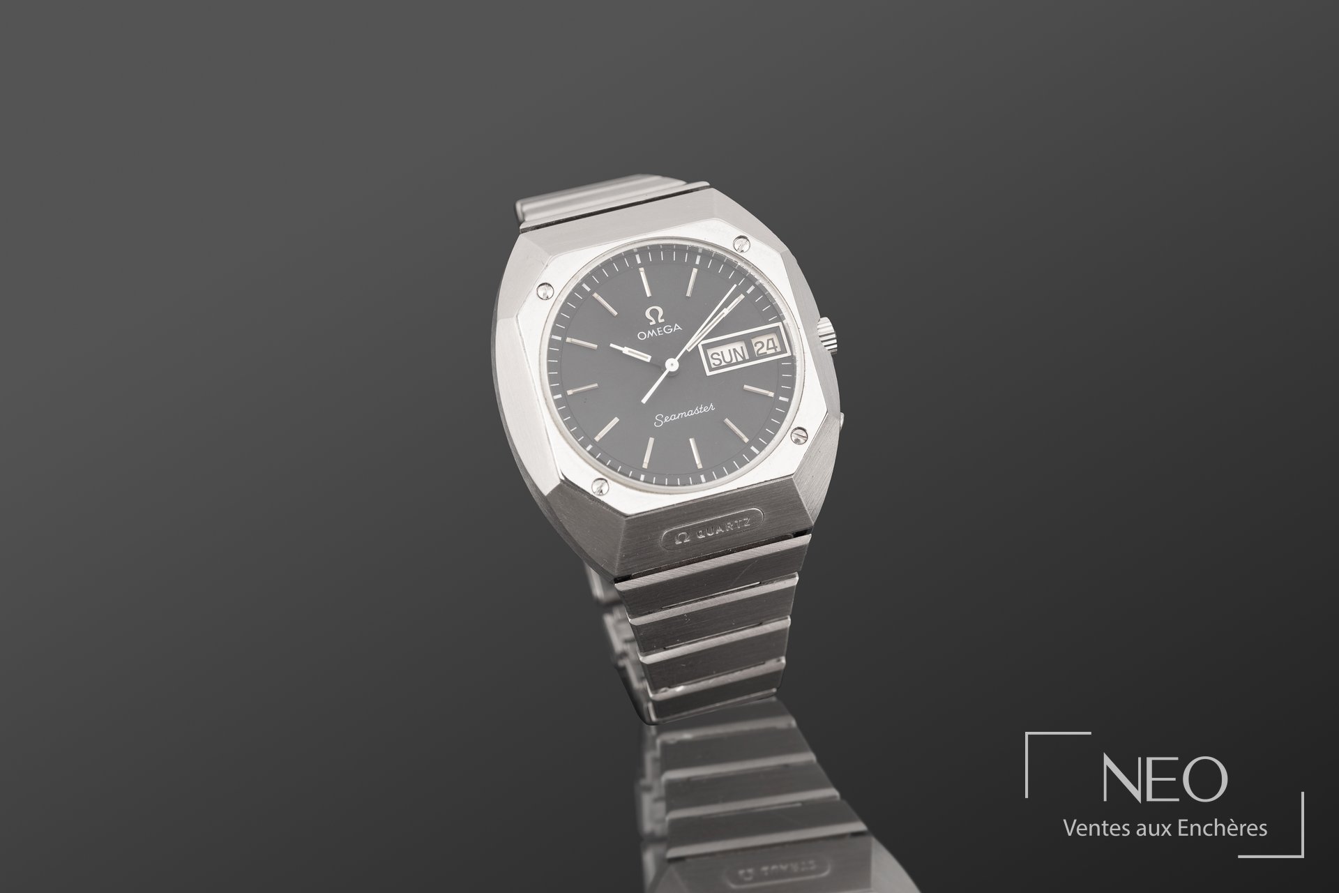 Montre OMEGA Seamaster en acier, cadran noir avec guichets jour-date à 3 heures