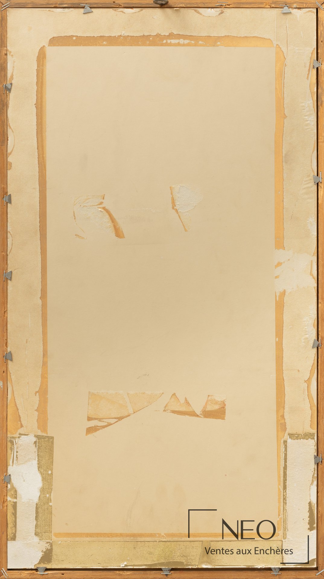 Dos du cadre en bois avec papier de protection et traces d'ancien montage