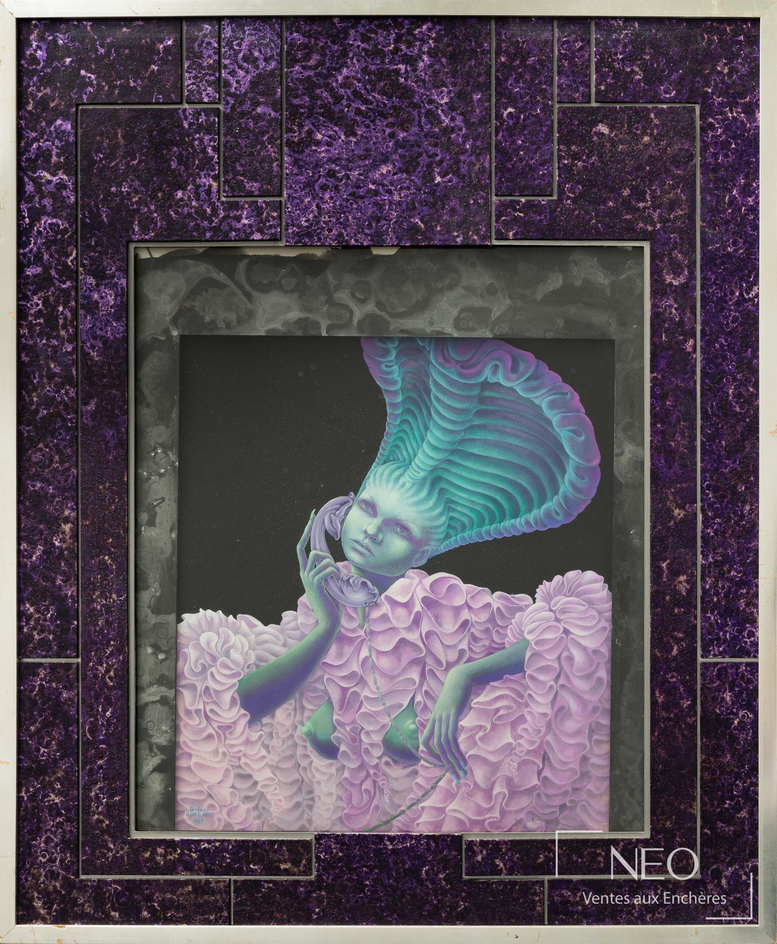 L'œuvre encadrée sous verre dans un cadre décoratif violet et gris.