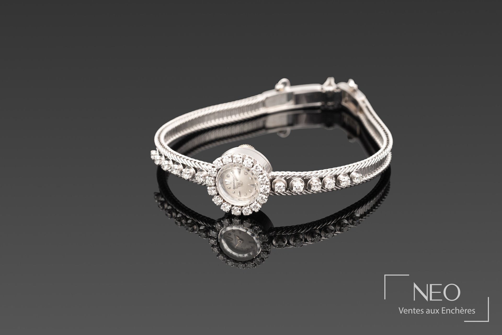 Montre de soirée Jaeger-LeCoultre sertie de diamants, vue de face sur fond sombre.