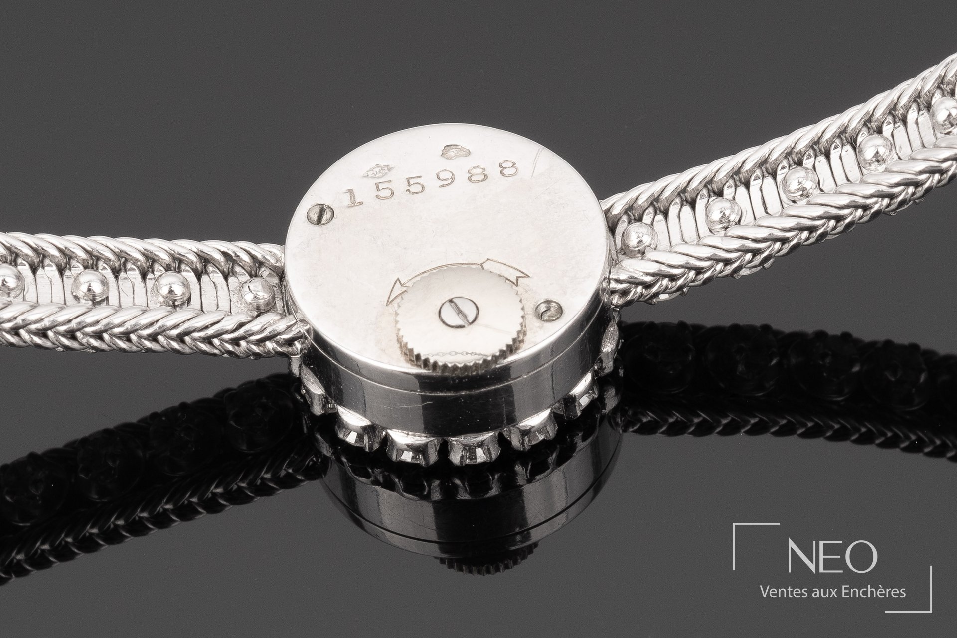 Fond de boîte gravé 155988 sur une montre Jaeger-LeCoultre en métal précieux.